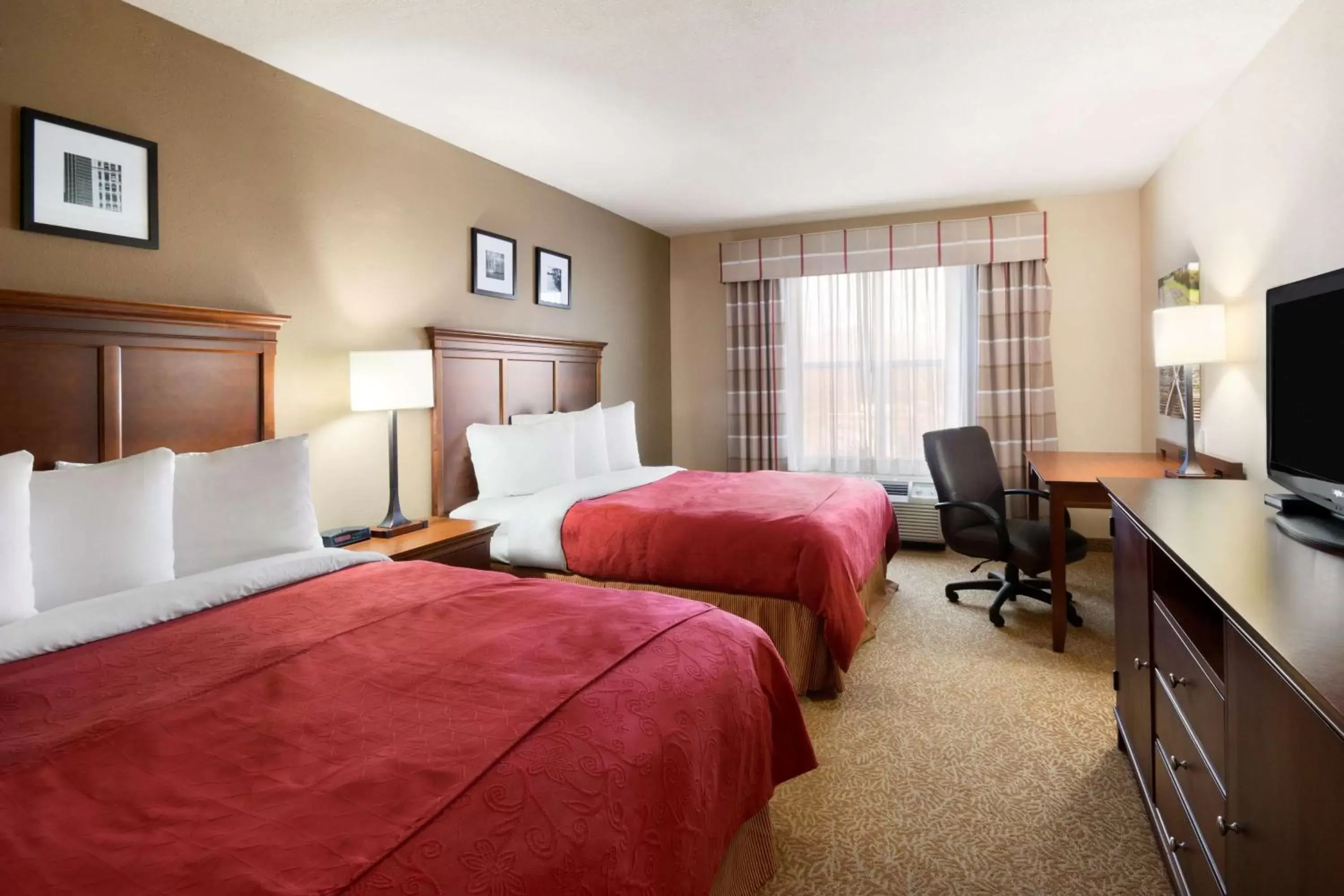 Photo of the whole room, Bed in Country Inn & Suites by Radisson, Atlanta I-75 South, GA