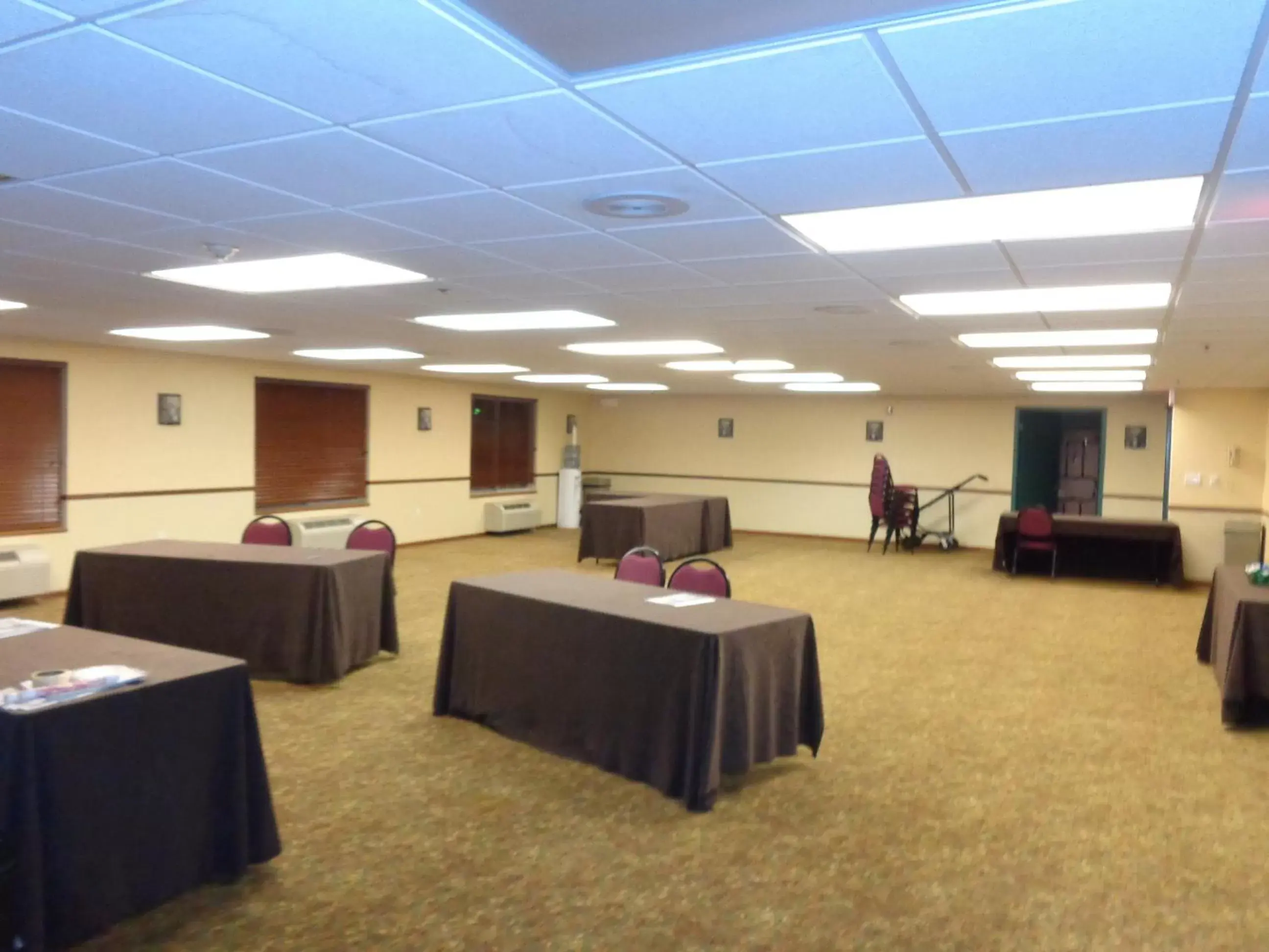 Business facilities in Country Inn & Suites by Radisson, Bismarck, ND