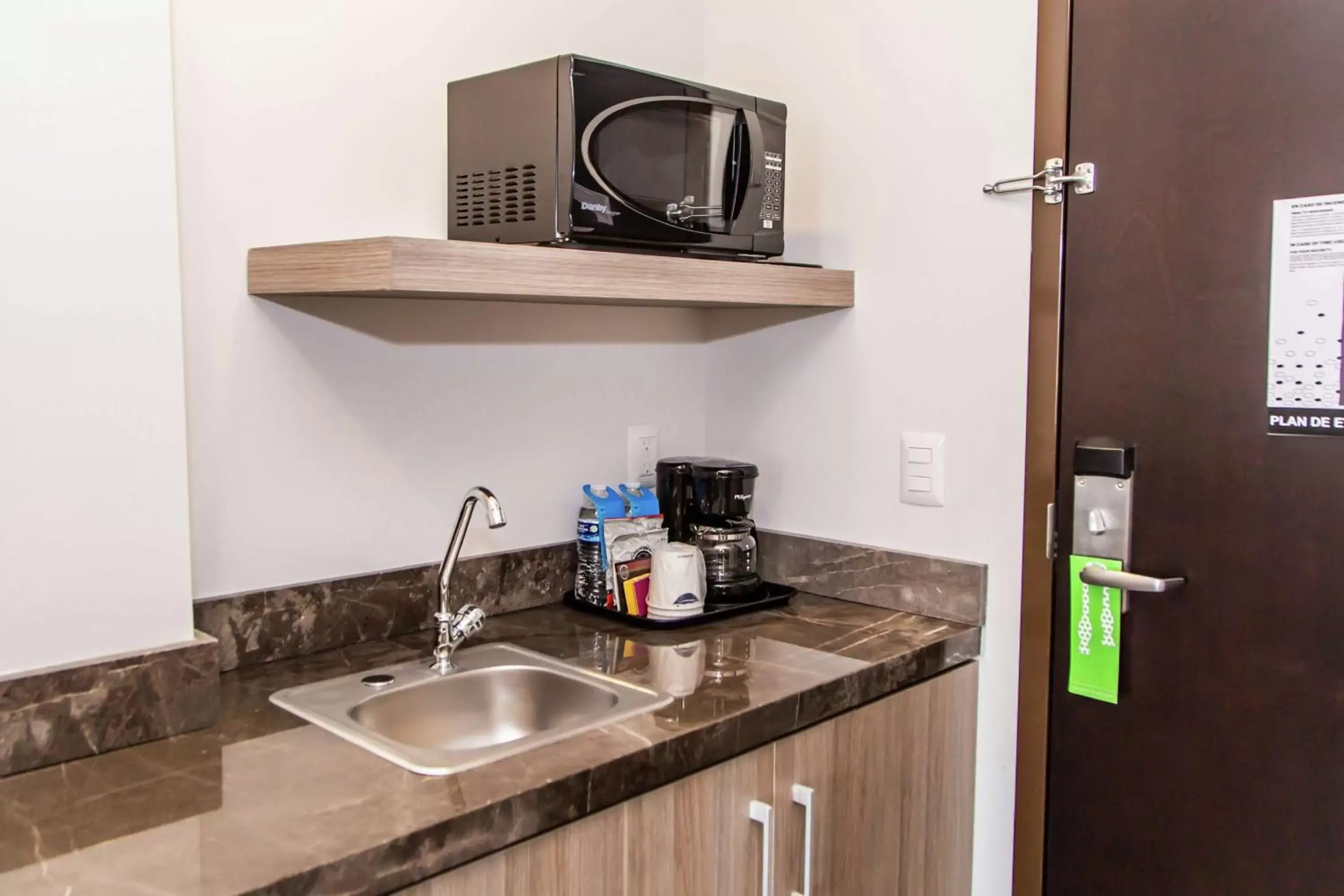 Bedroom, Kitchen/Kitchenette in Hampton Inn & Suites By Hilton Puebla