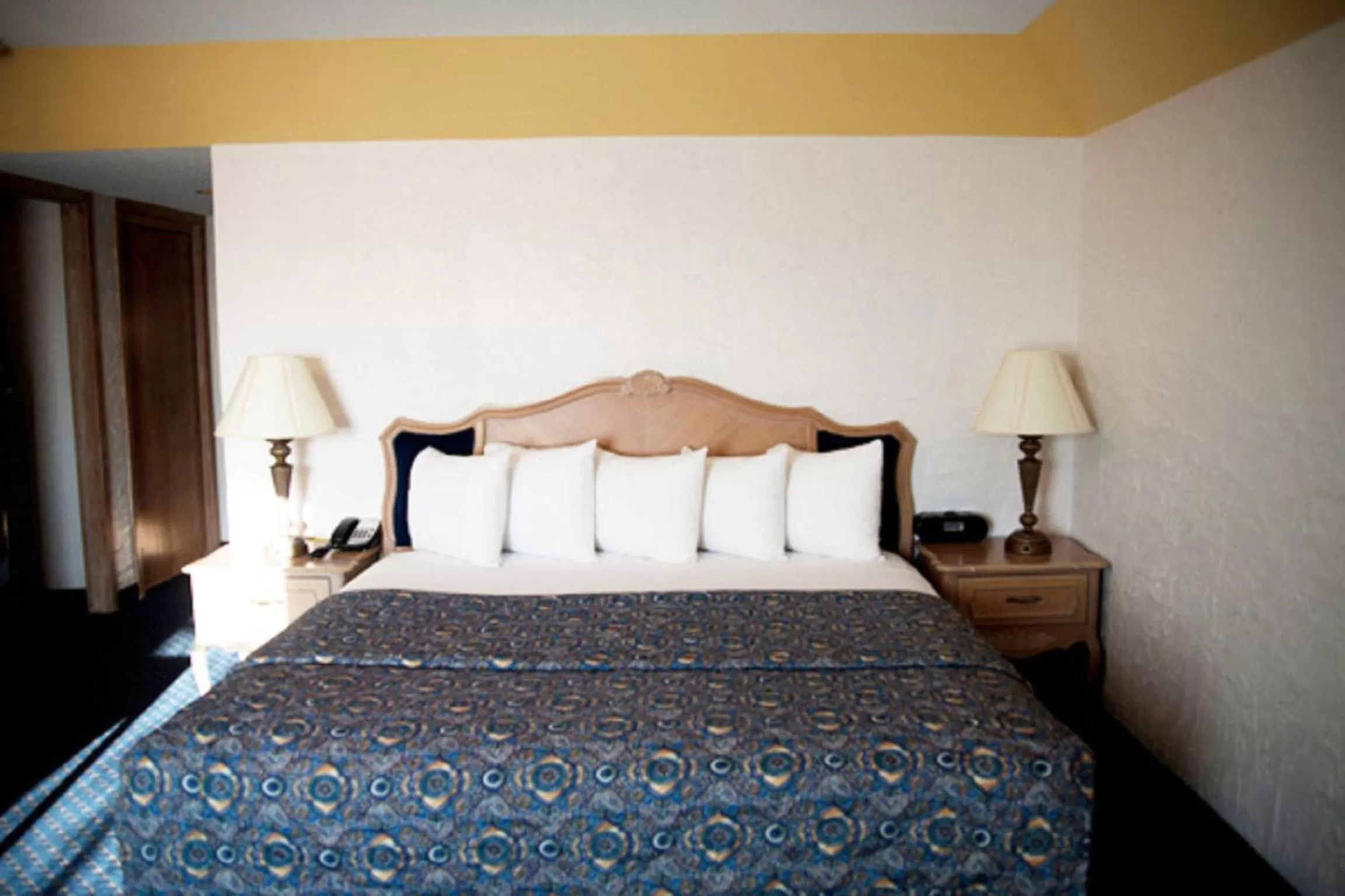 Bed in Chateau Hotel and Conference Center