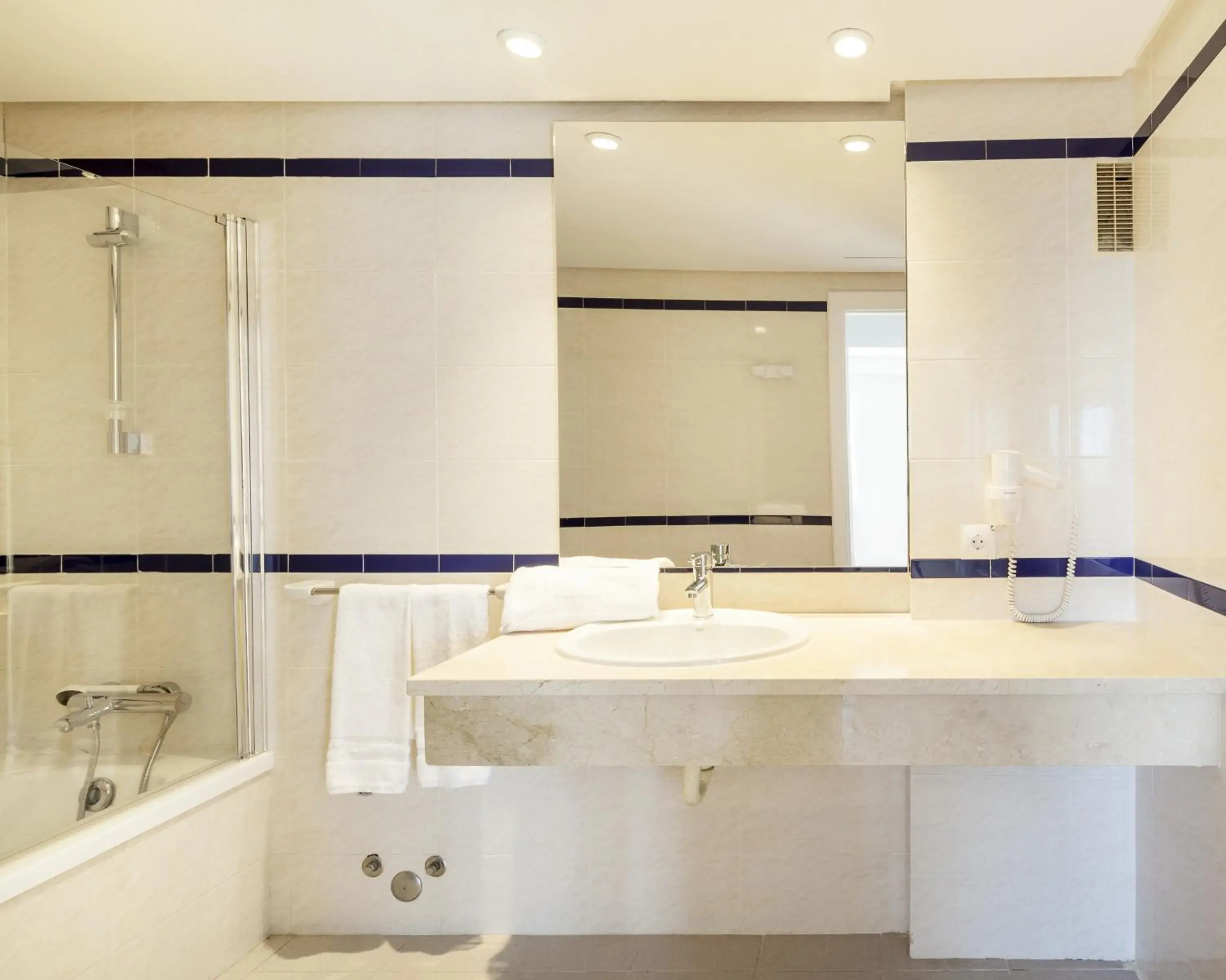 Bathroom in Ilunion Menorca