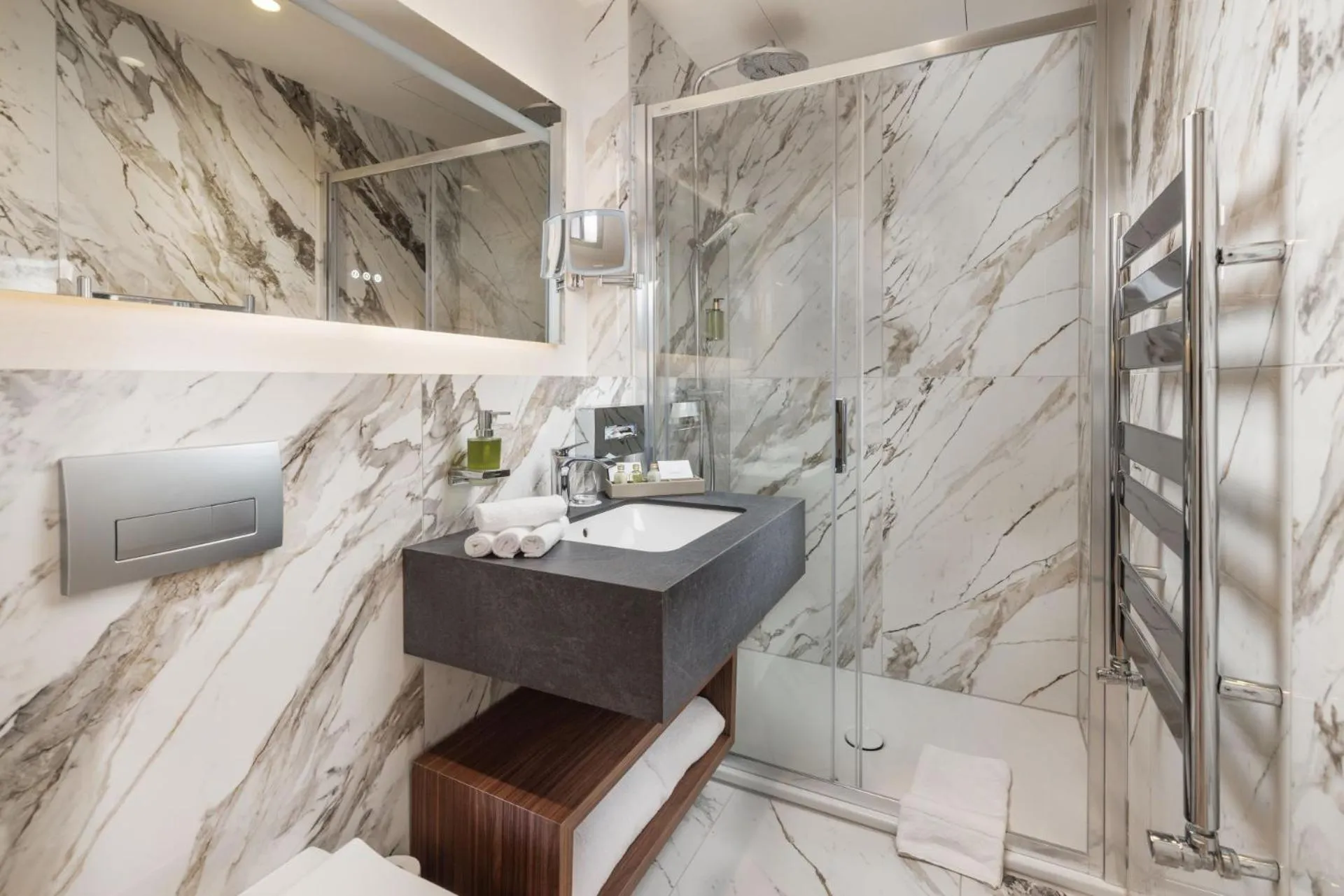 Shower in Anna Grand Hotel