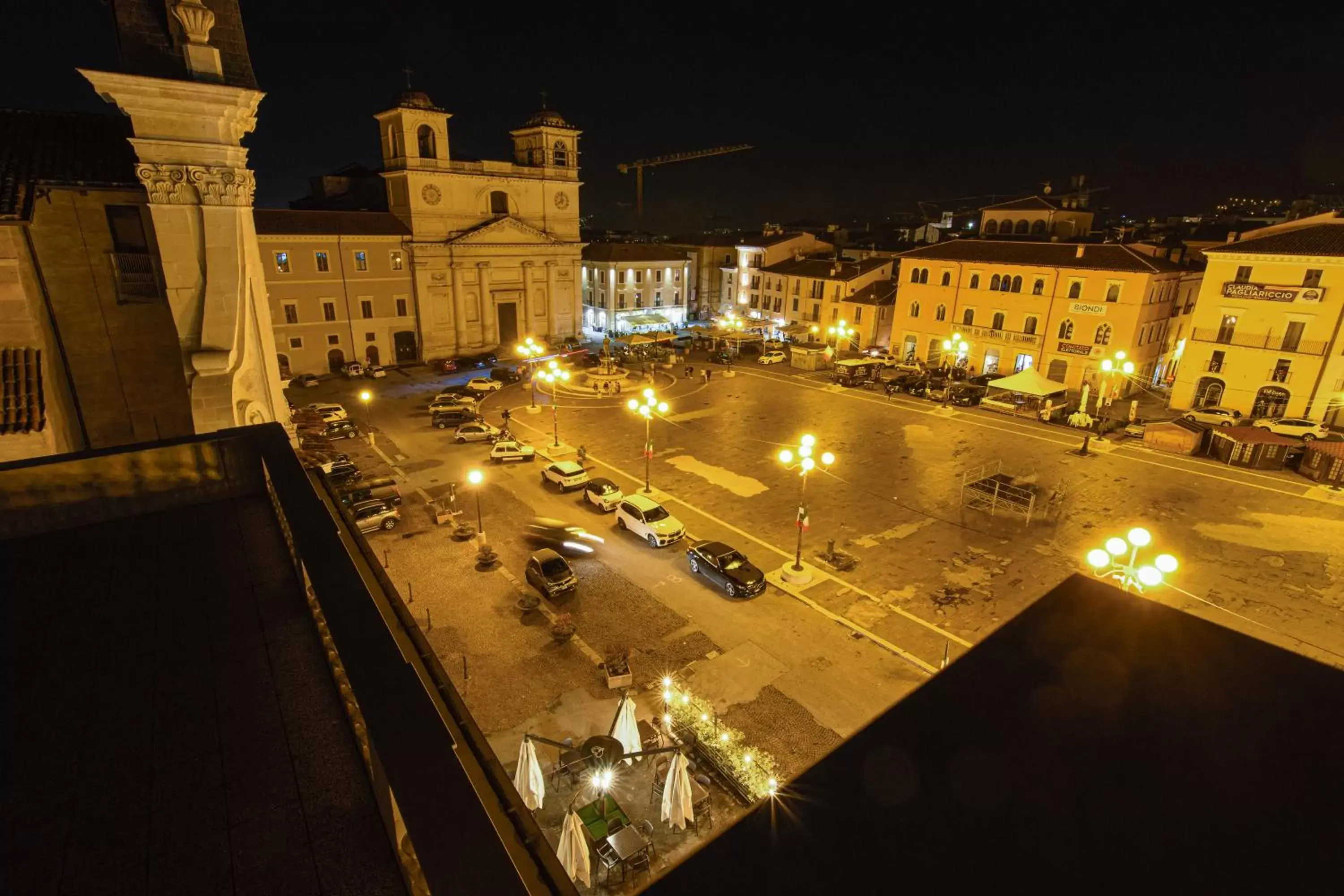 Nearby landmark, Pool View in Piazza del Mercato