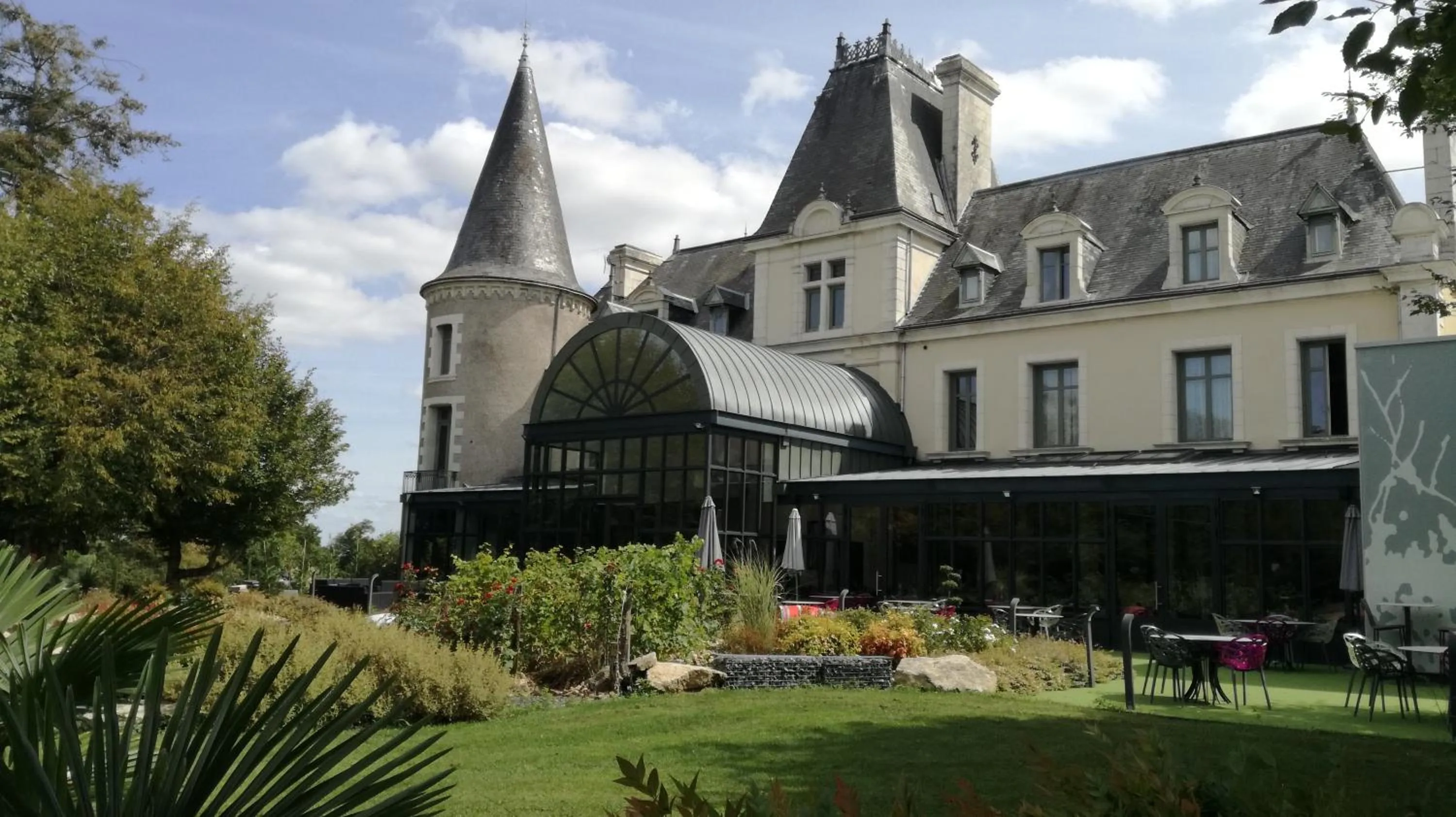 Property building in Hotel Château de la Barbinière