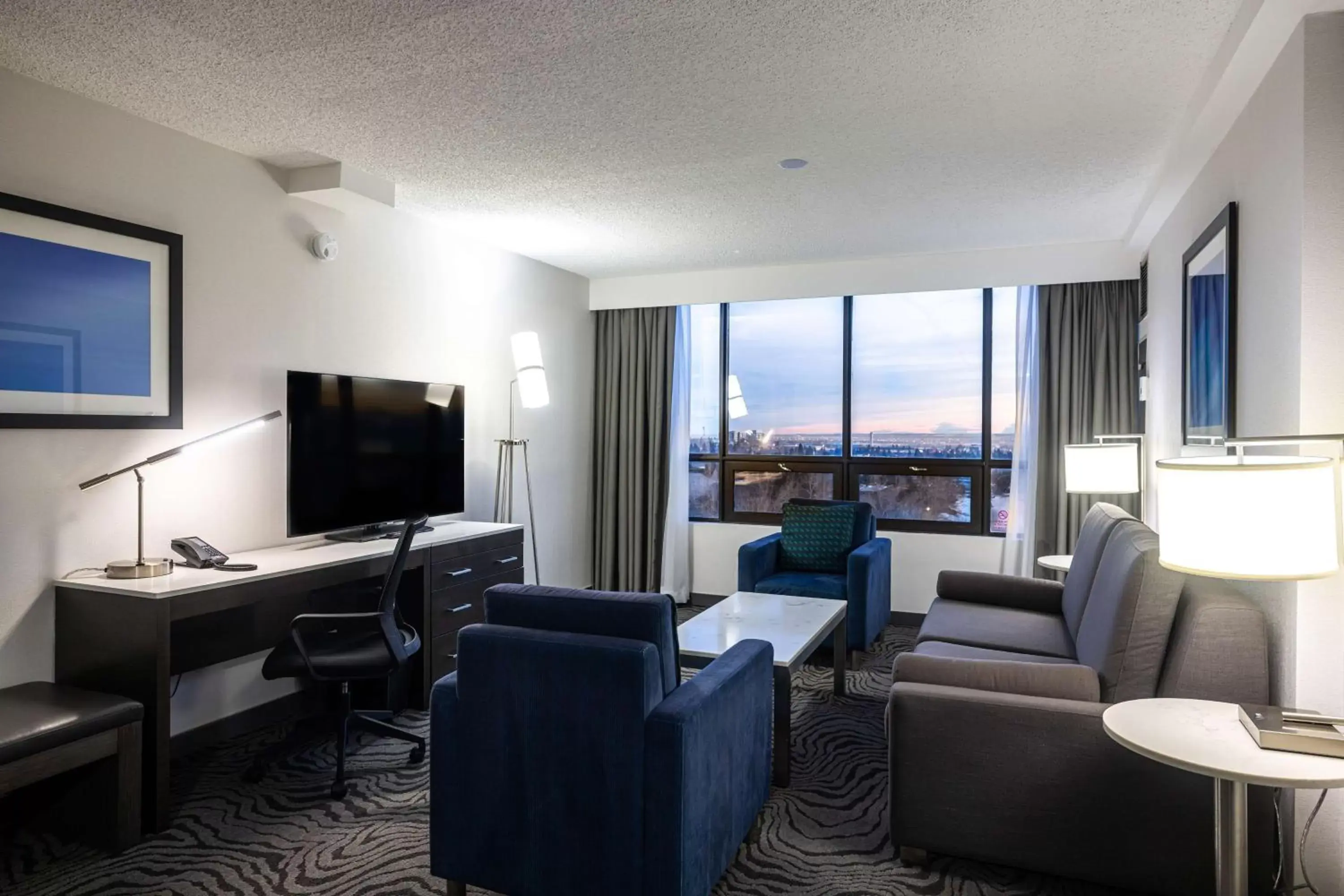 Living room in DoubleTree by Hilton Calgary North