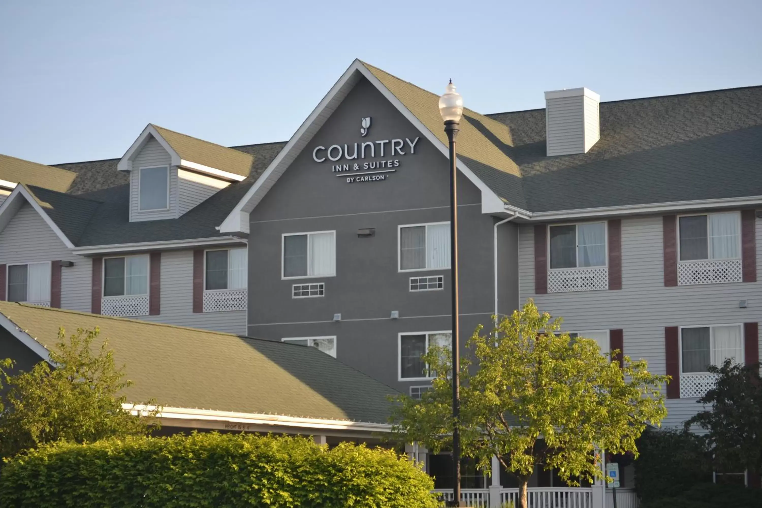 Property Building in Country Inn & Suites by Radisson, Gurnee, IL