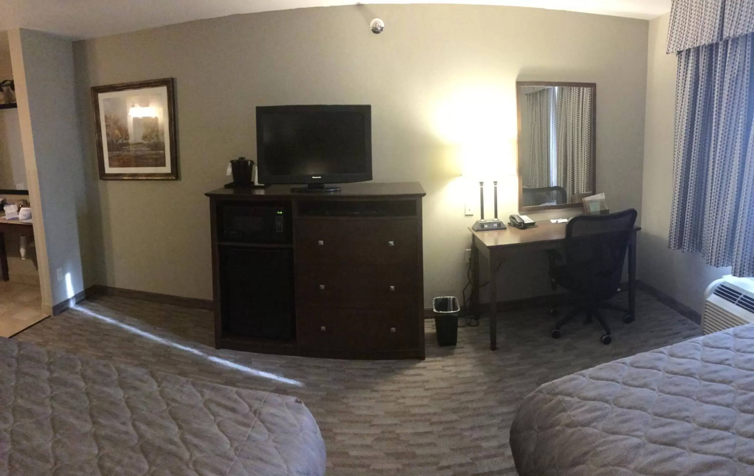 Bed, TV/Entertainment Center in Baymont by Wyndham Minot