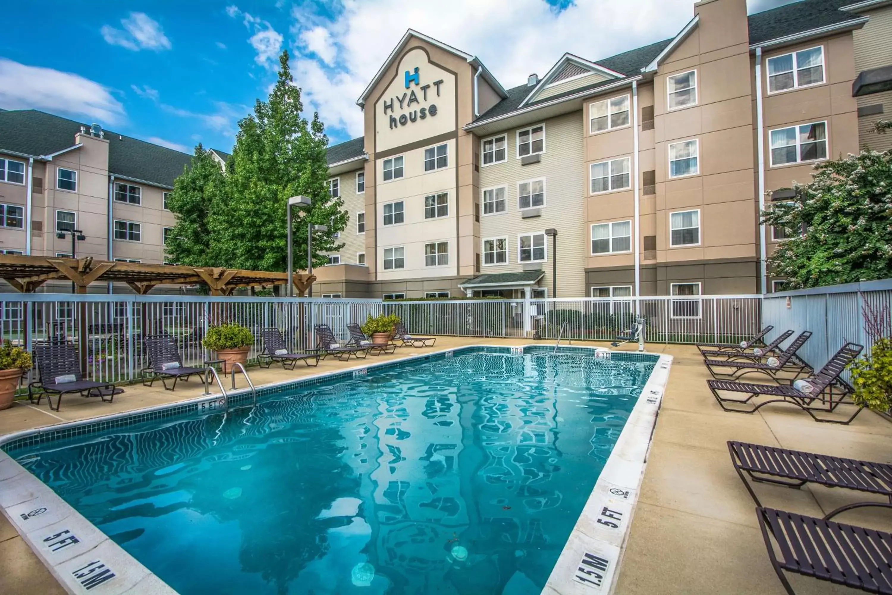 Swimming pool, Property Building in Hyatt House Herndon/Reston