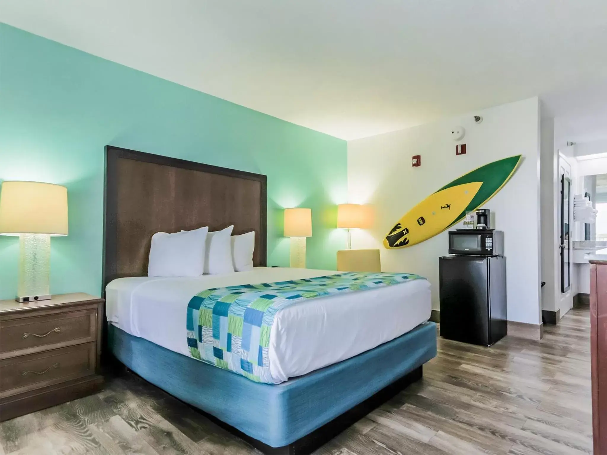 Queen Room - Disability Access in Surf & Sand Hotel