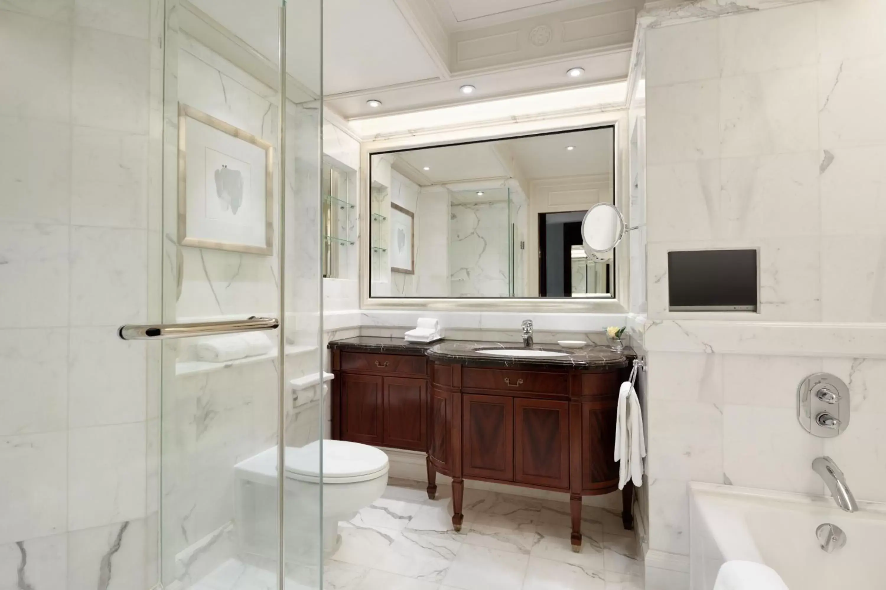 Bathroom in Island Shangri-La, Hong Kong