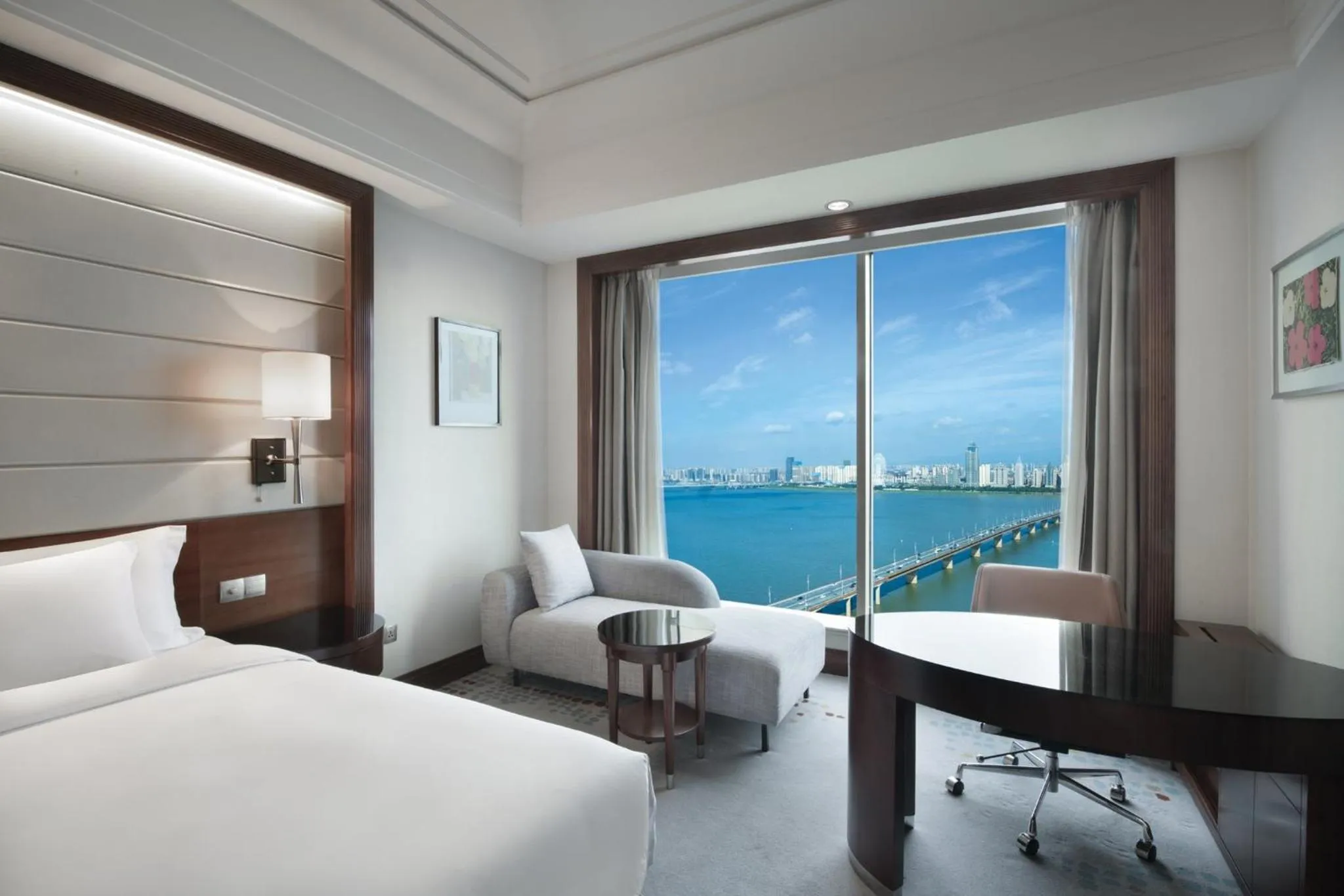 Photo of the whole room, Bed in Crowne Plaza Nanchang Riverside, an IHG Hotel