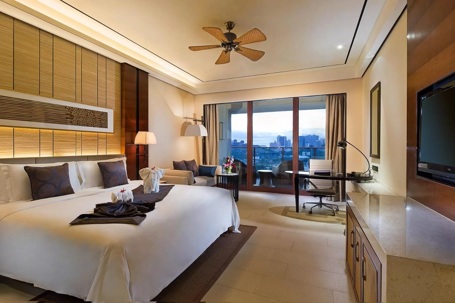Photo of the whole room, Bed in Crowne Plaza Sanya City Center by IHG