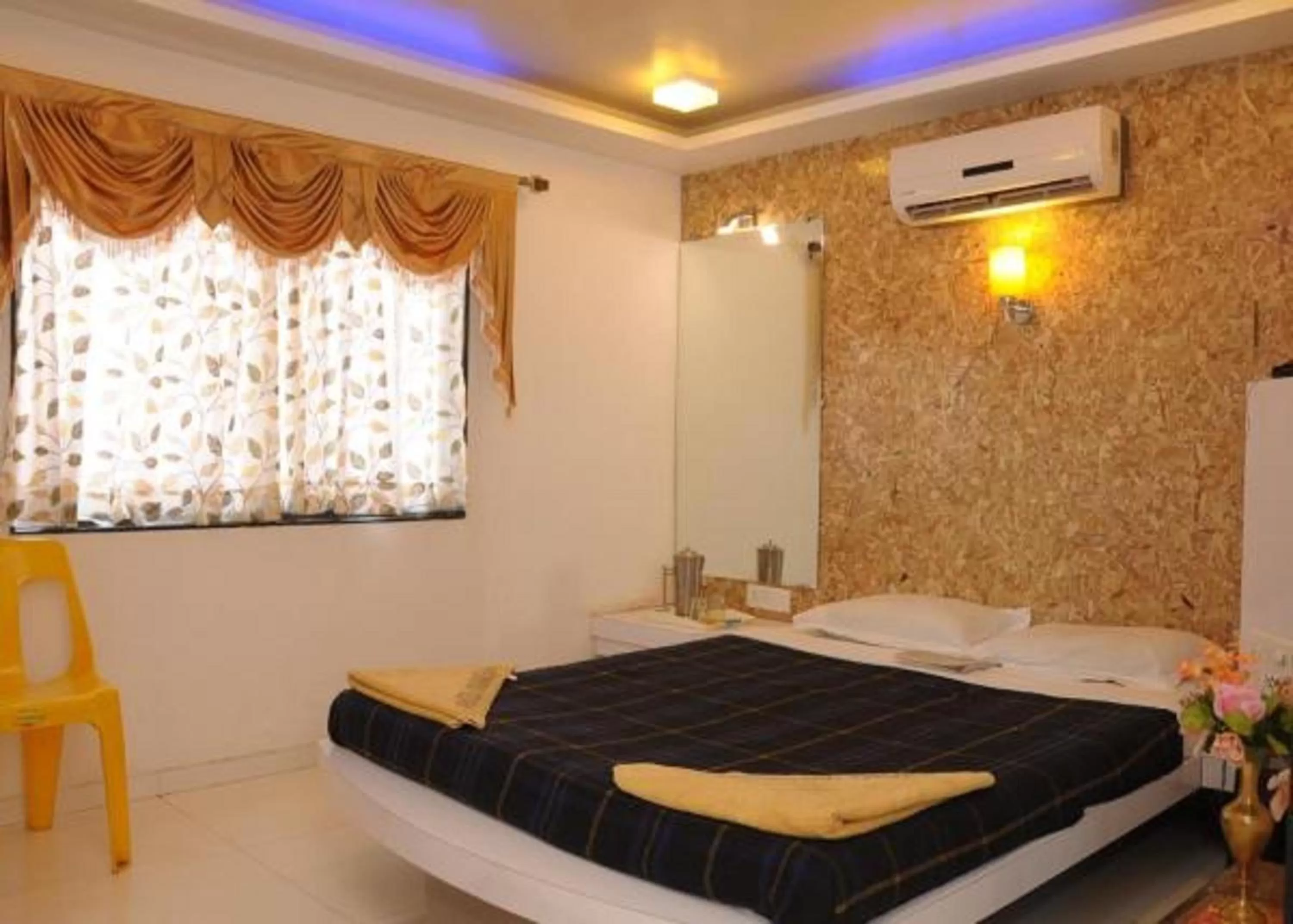 Restaurant/places to eat in Hotel Vyankatesh & Pure Veg Restaurant