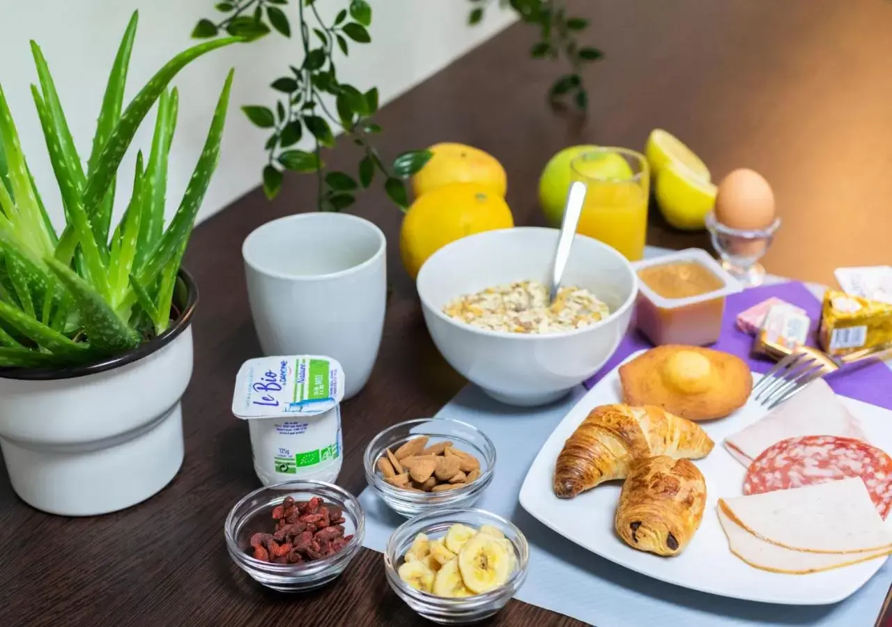 Buffet breakfast in Residence KOSY appart'hôtels - Les Cèdres Buffet breakfast in Residence KOSY appart'hôtels - Les Cèdres