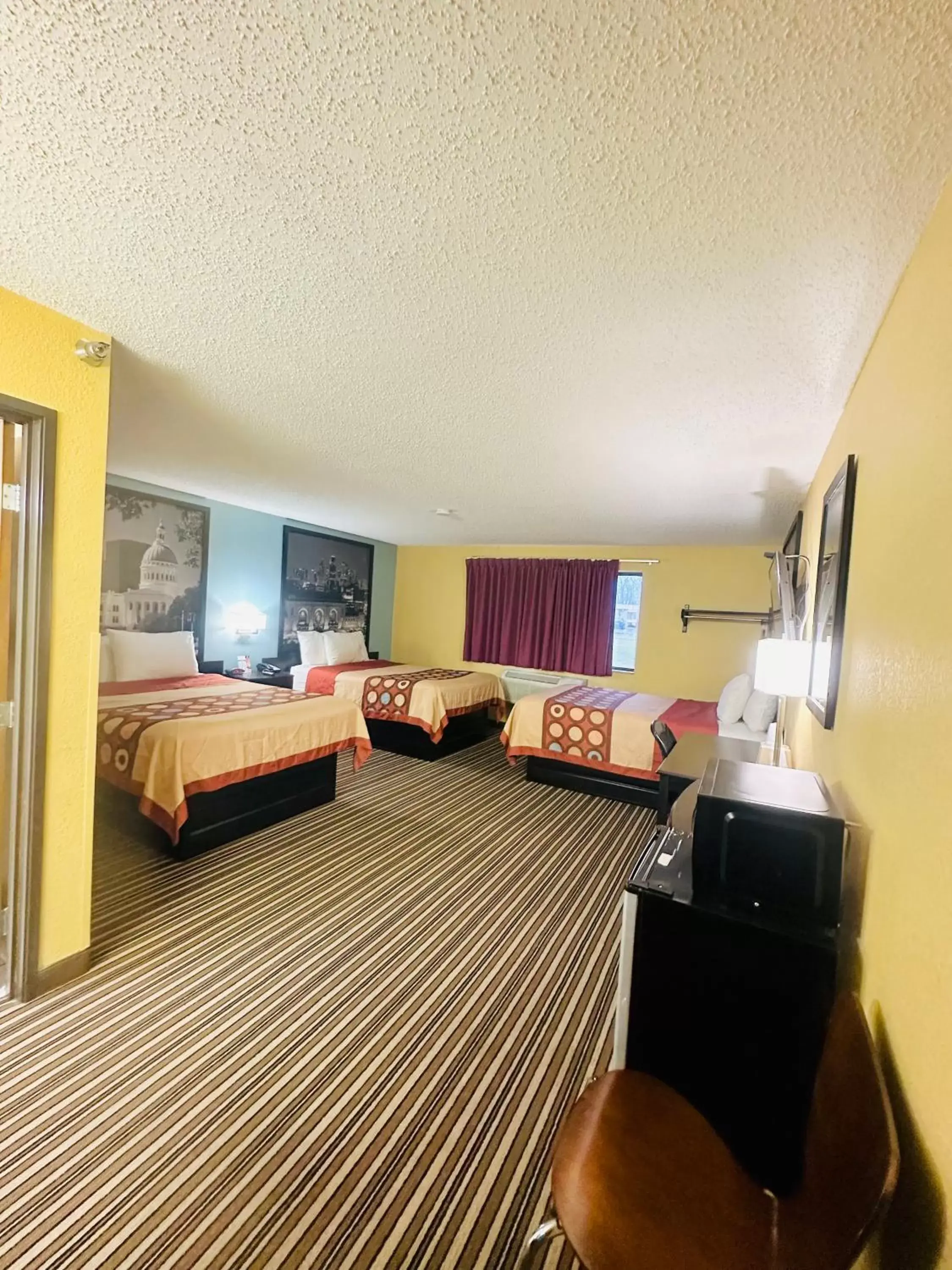 Bedroom, Bed in Super 8 by Wyndham Warrenton