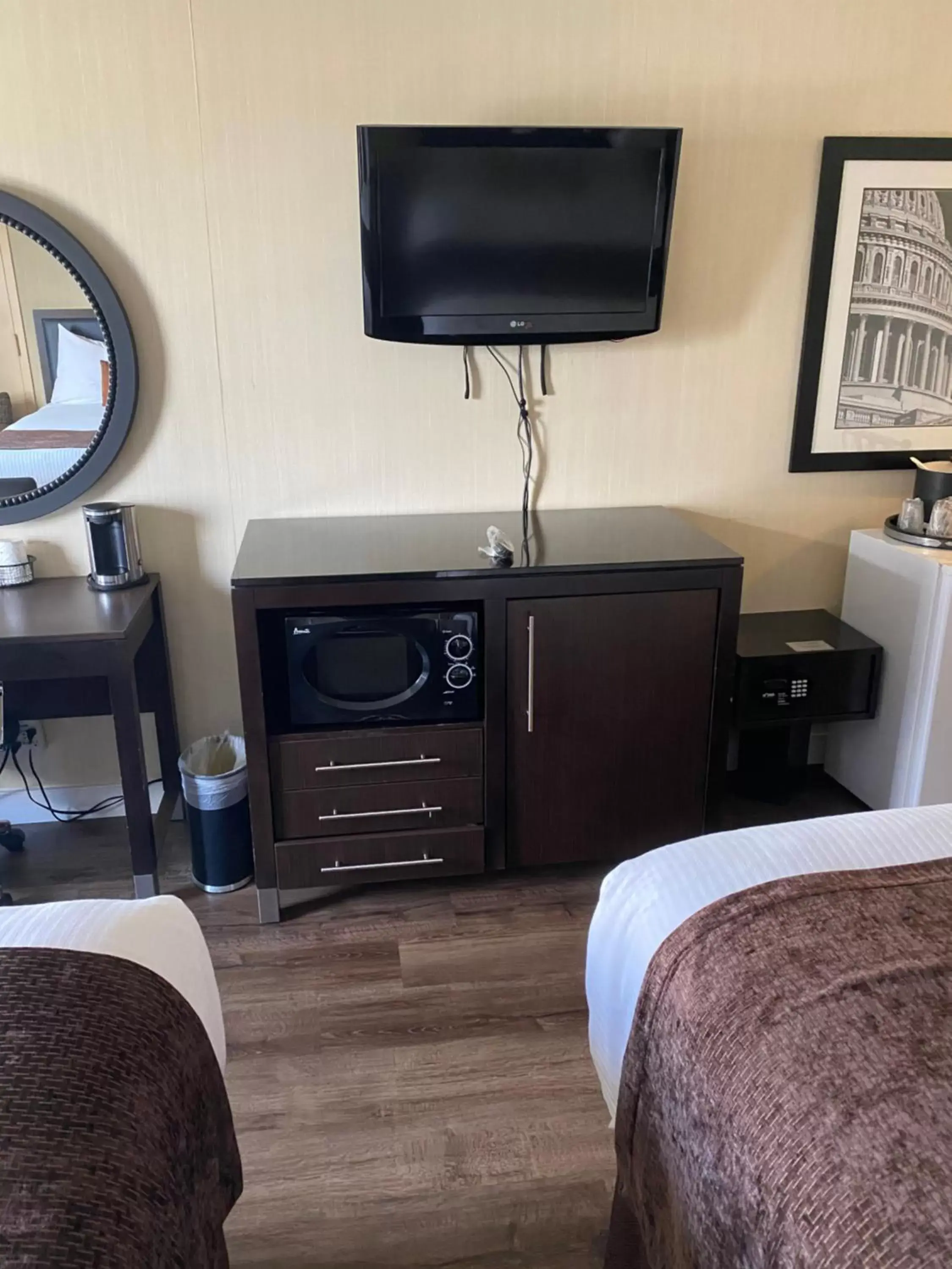 minibar, TV/Entertainment Center in Wingate by Wyndham Springfield