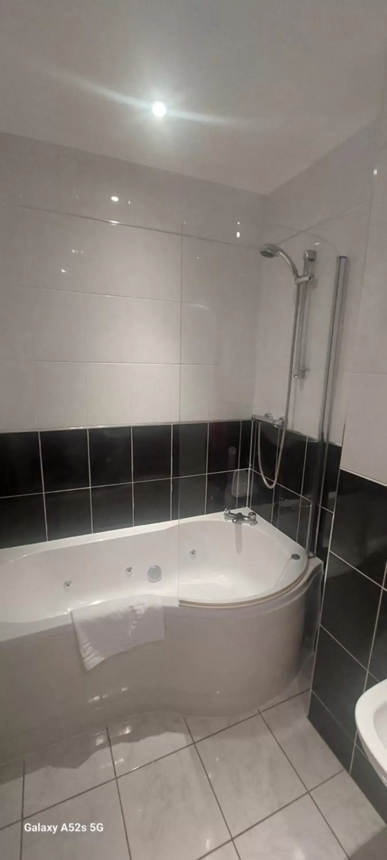 Shower, Bathroom in LONDONDERRYS Bar and Accommodation