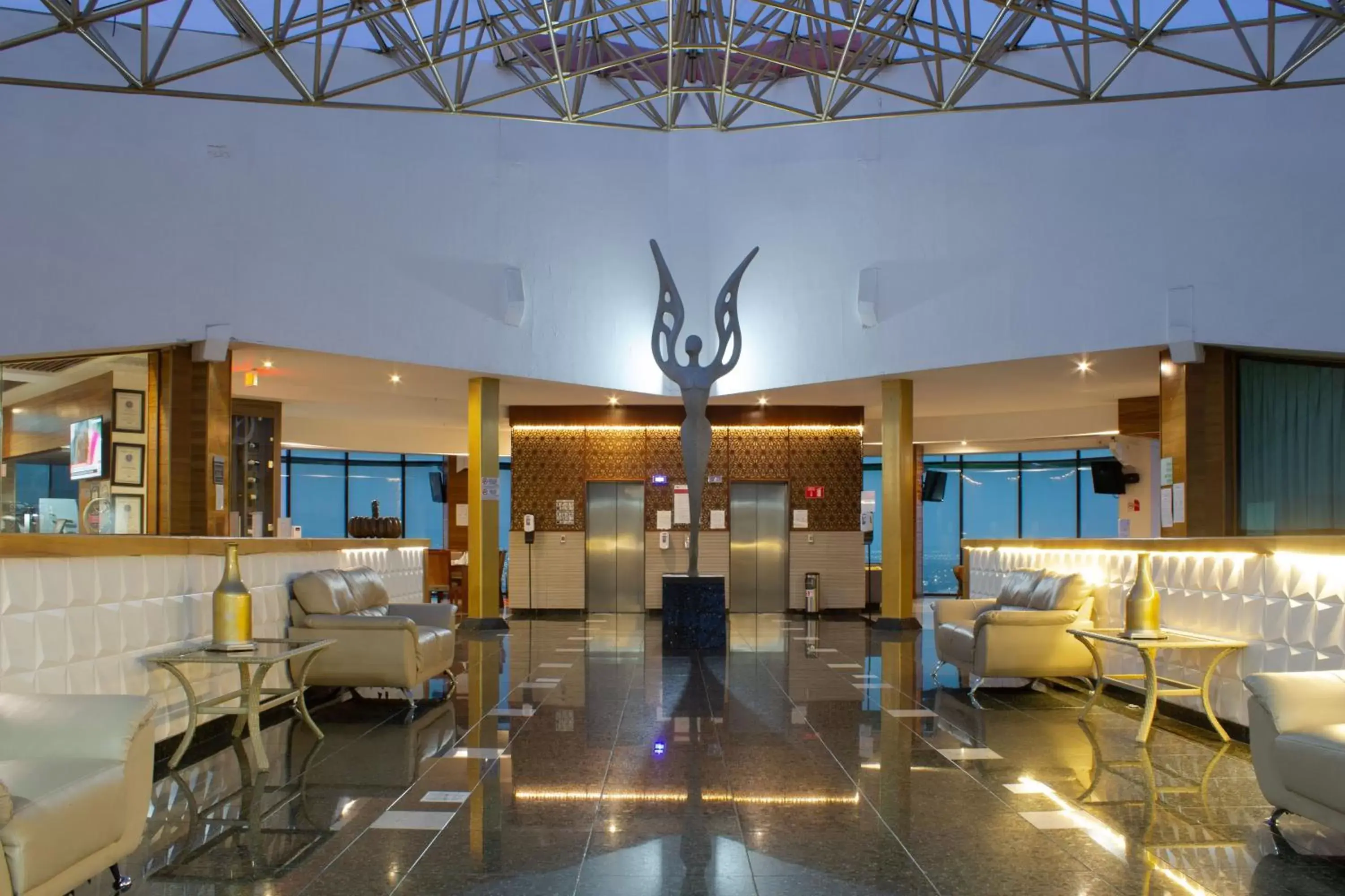 Lobby or reception in Holiday Inn Queretaro Zona Diamante, an IHG Hotel