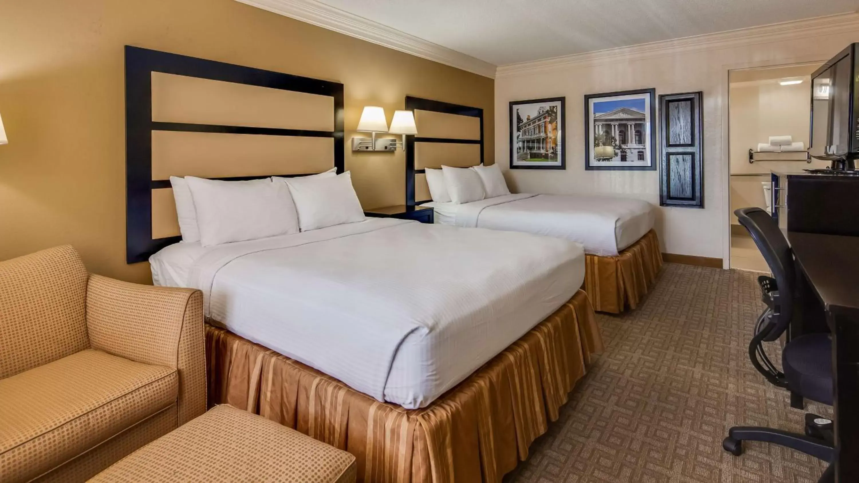 Bed in Best Western Inn & Suites of Macon