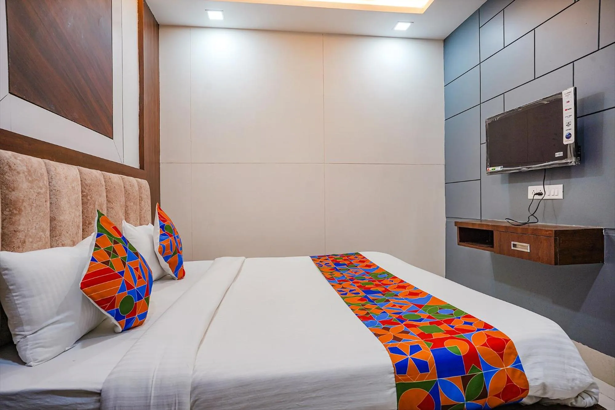 Communal lounge/ TV room, Bed in FabExpress Ritik