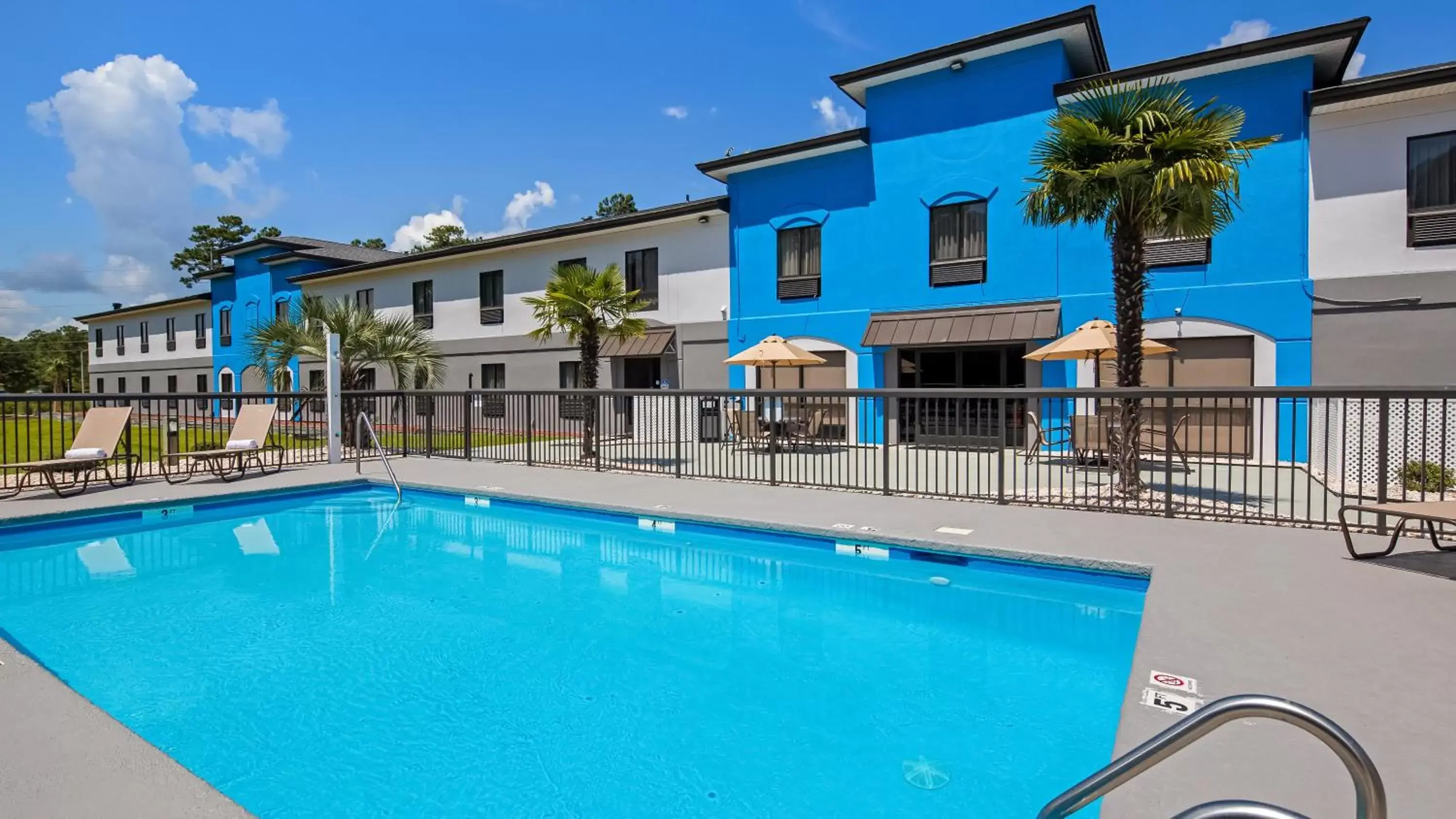 Swimming Pool in Best Western Shallotte / Ocean Isle Beach Hotel