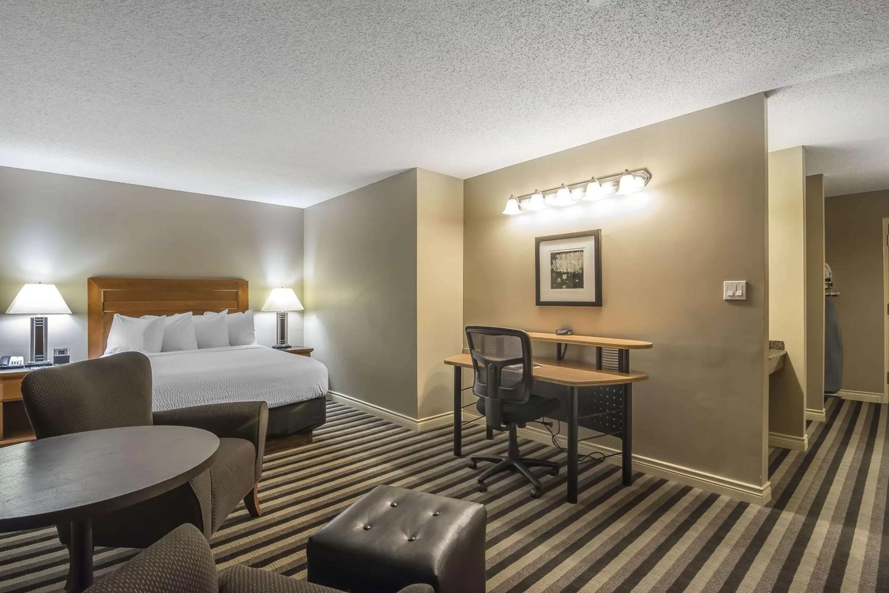 Photo of the whole room, Bed in Quality Inn West Edmonton