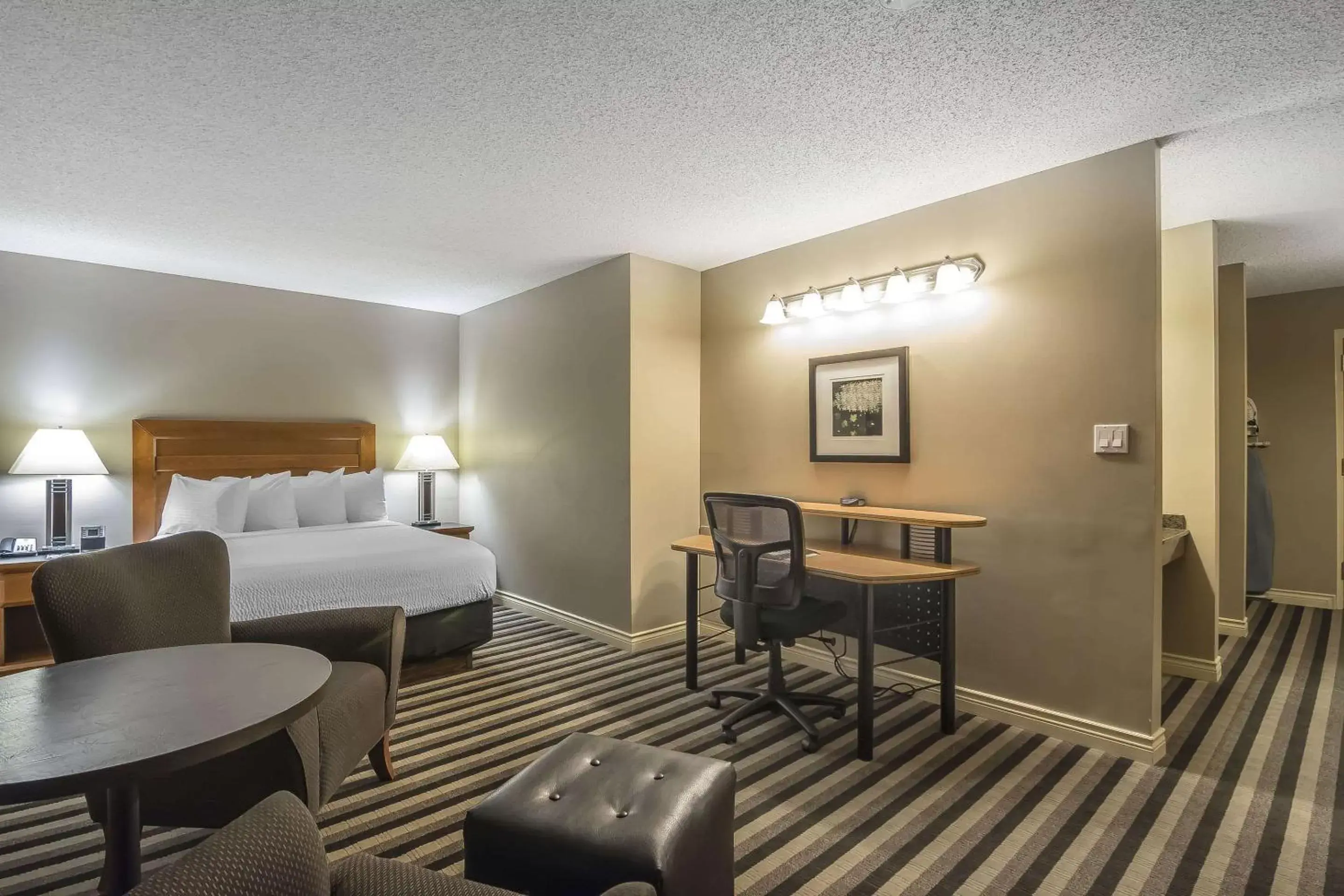 Photo of the whole room in Quality Inn West Edmonton