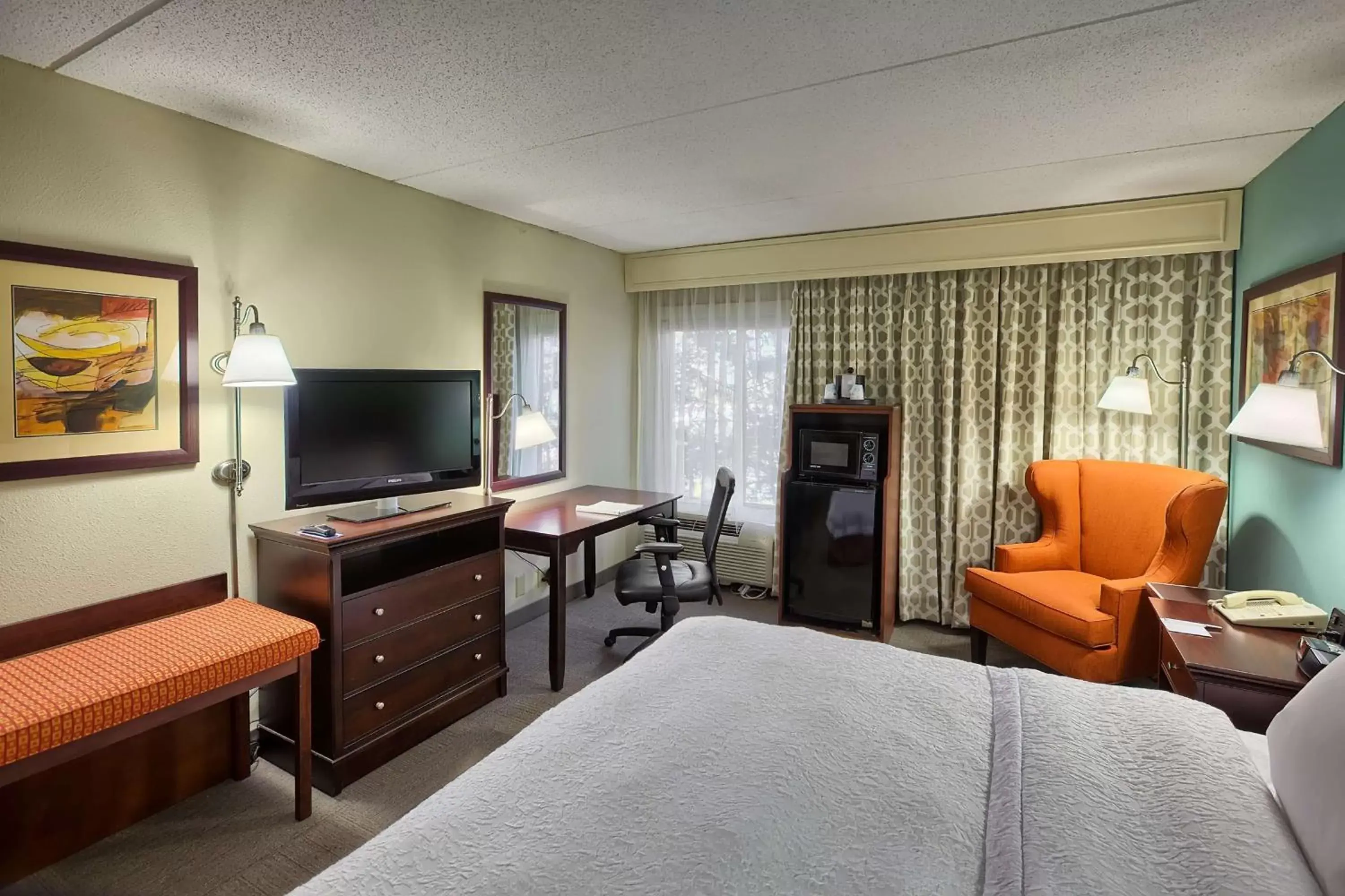 Bedroom, TV/Entertainment Center in Hampton Inn Raleigh/Garner