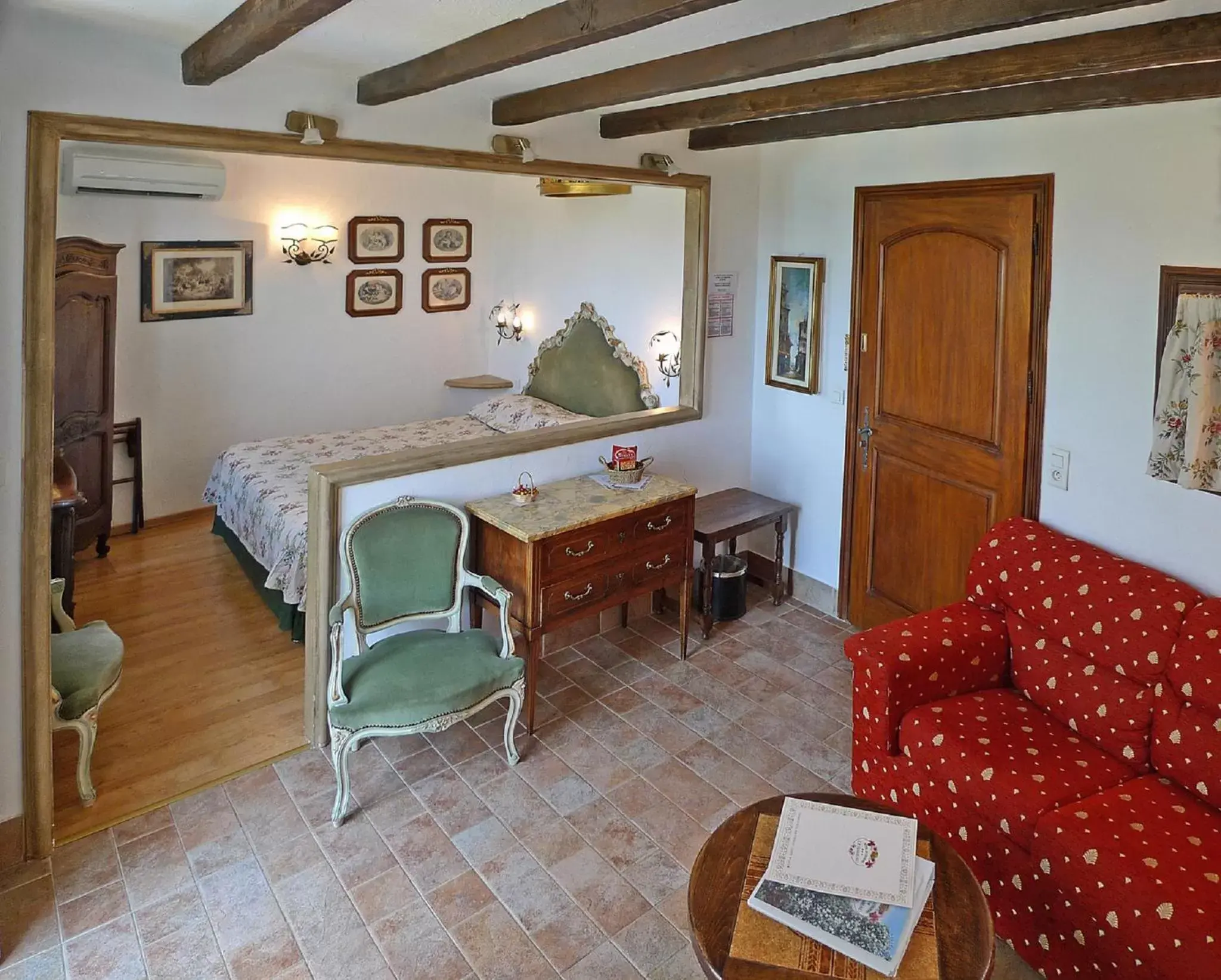 Photo of the whole room, Seating Area in Le Hameau