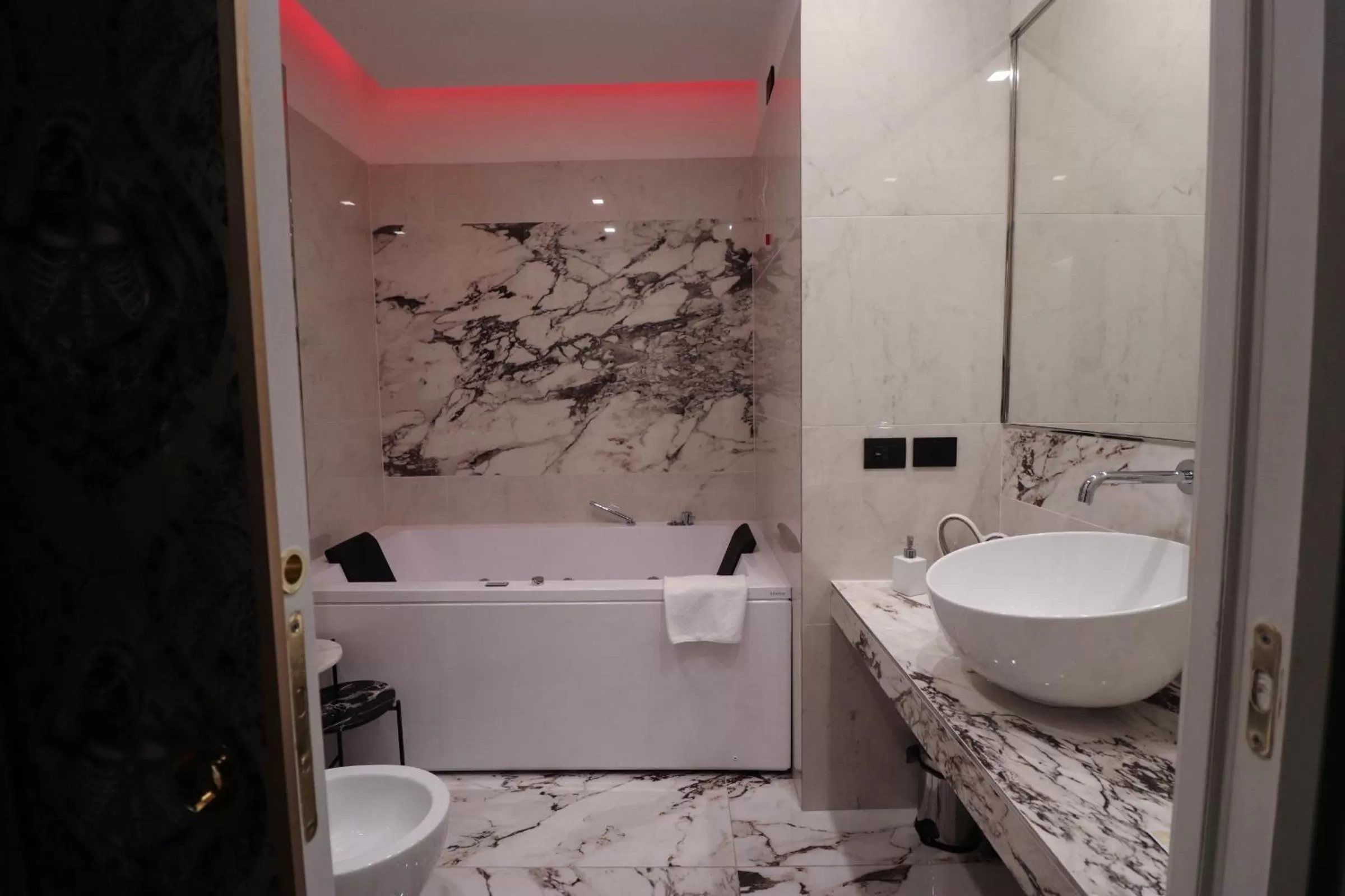 Hot Tub in Aron Only Suites Bed and Breakfast