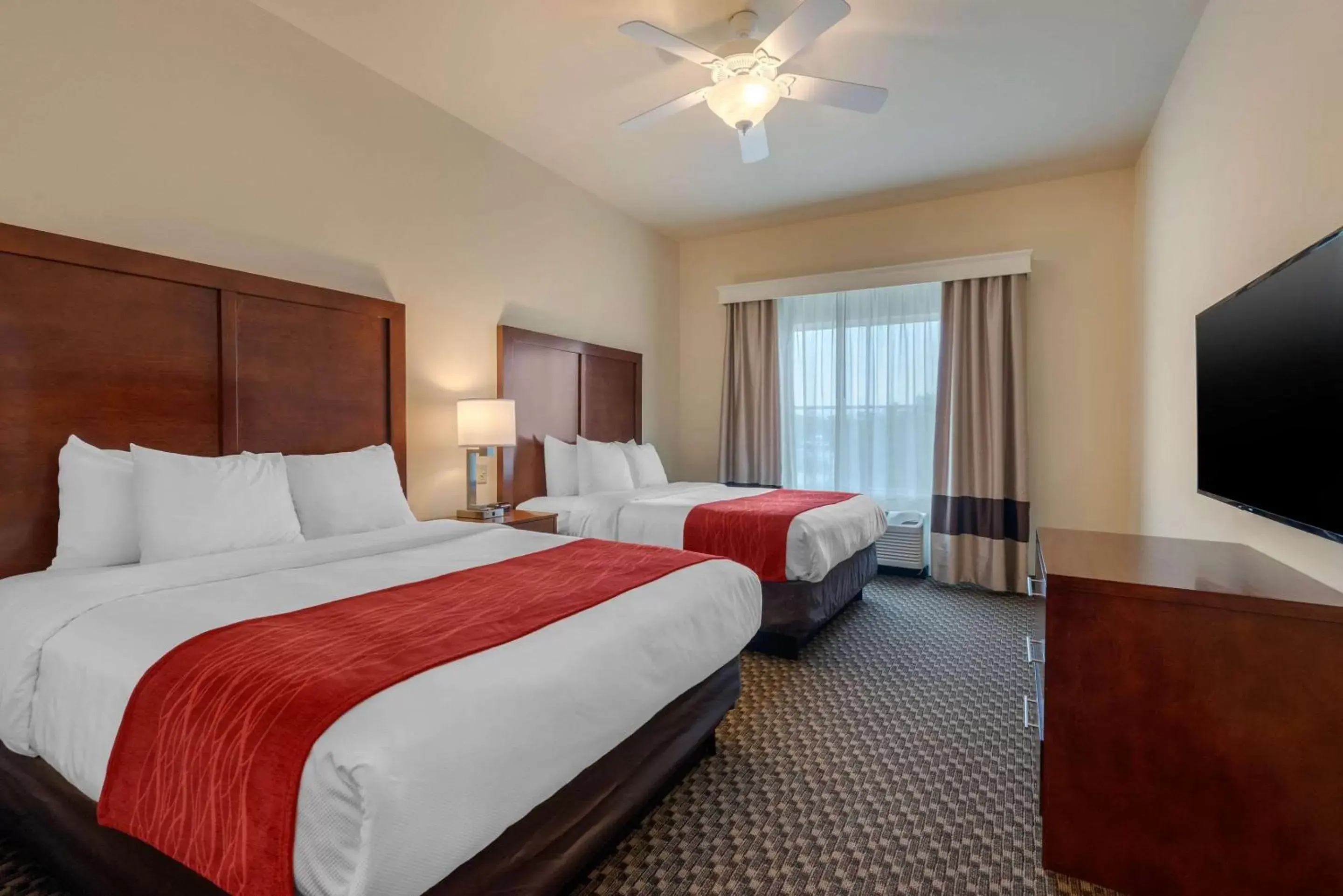 Photo of the whole room, Bed in Comfort Inn & Suites Fort Myers Airport