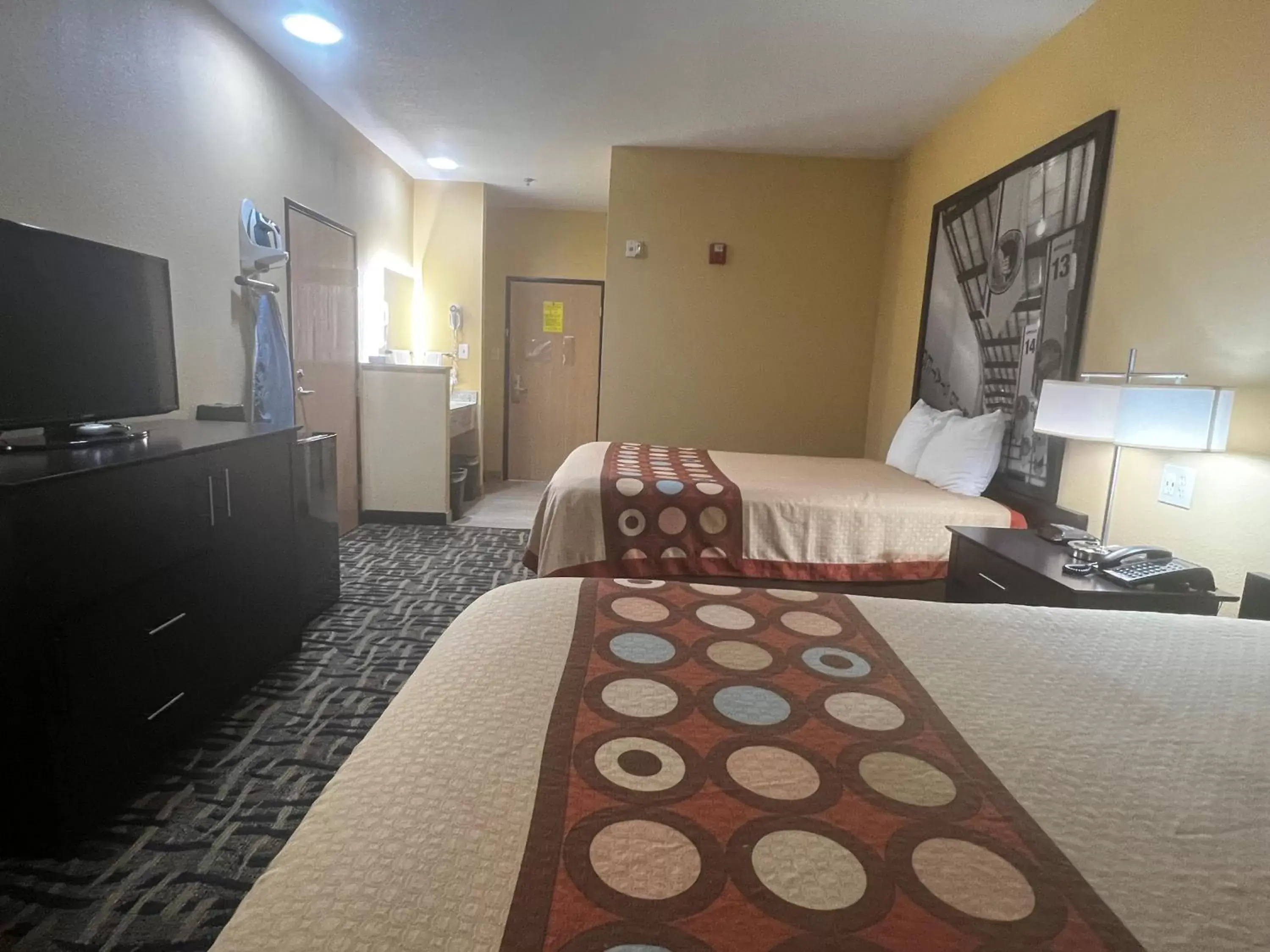 Bedroom, Bed in Super 8 by Wyndham Pasadena