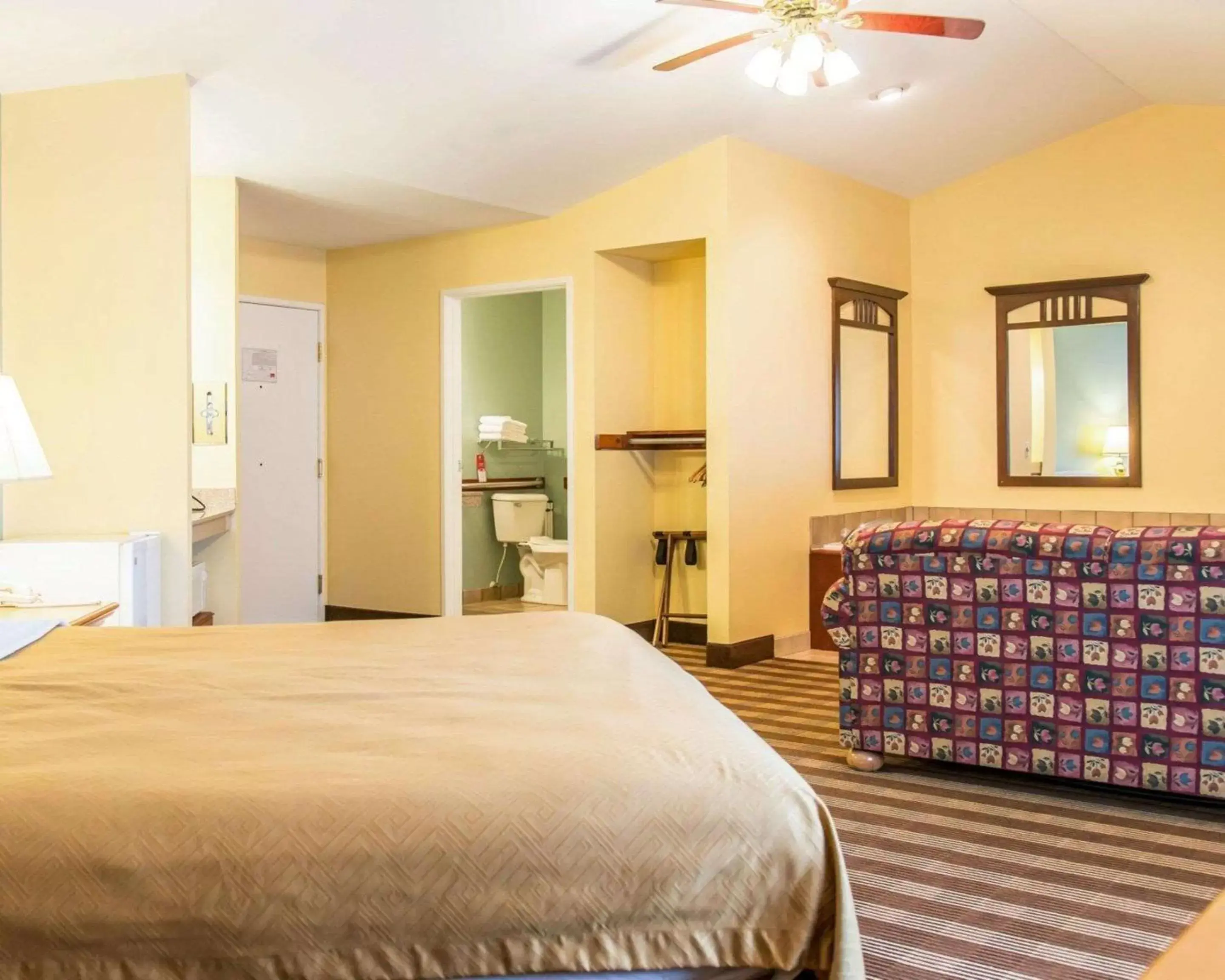 Photo of the whole room, Bed in Econo Lodge Inn & Suites Eau Claire