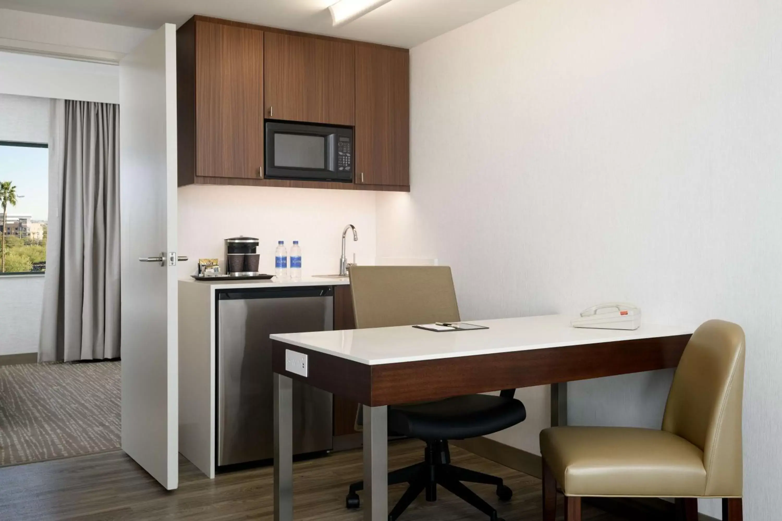 Living room, Kitchen/Kitchenette in DoubleTree Suites by Hilton Phoenix