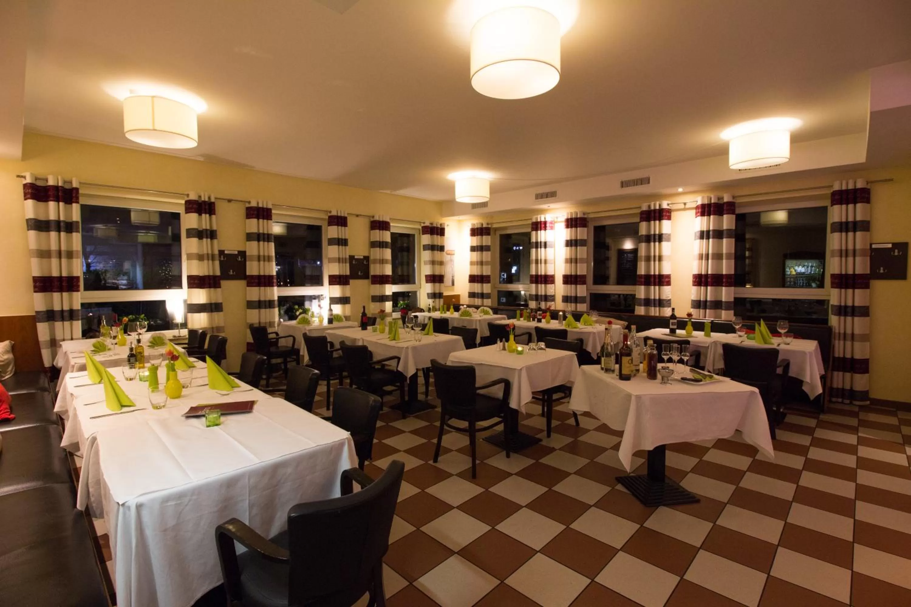 Restaurant/places to eat in HOTEL PARQÉO im A66