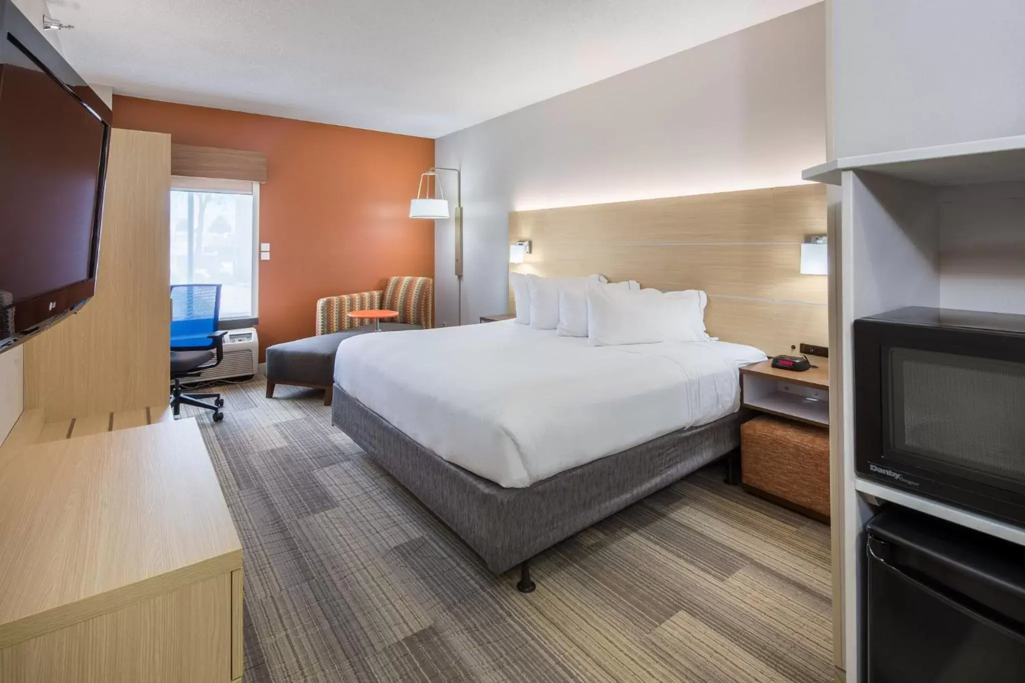 Photo of the whole room, Bed in Holiday Inn Express Cedar Rapids - Collins Road, an IHG Hotel