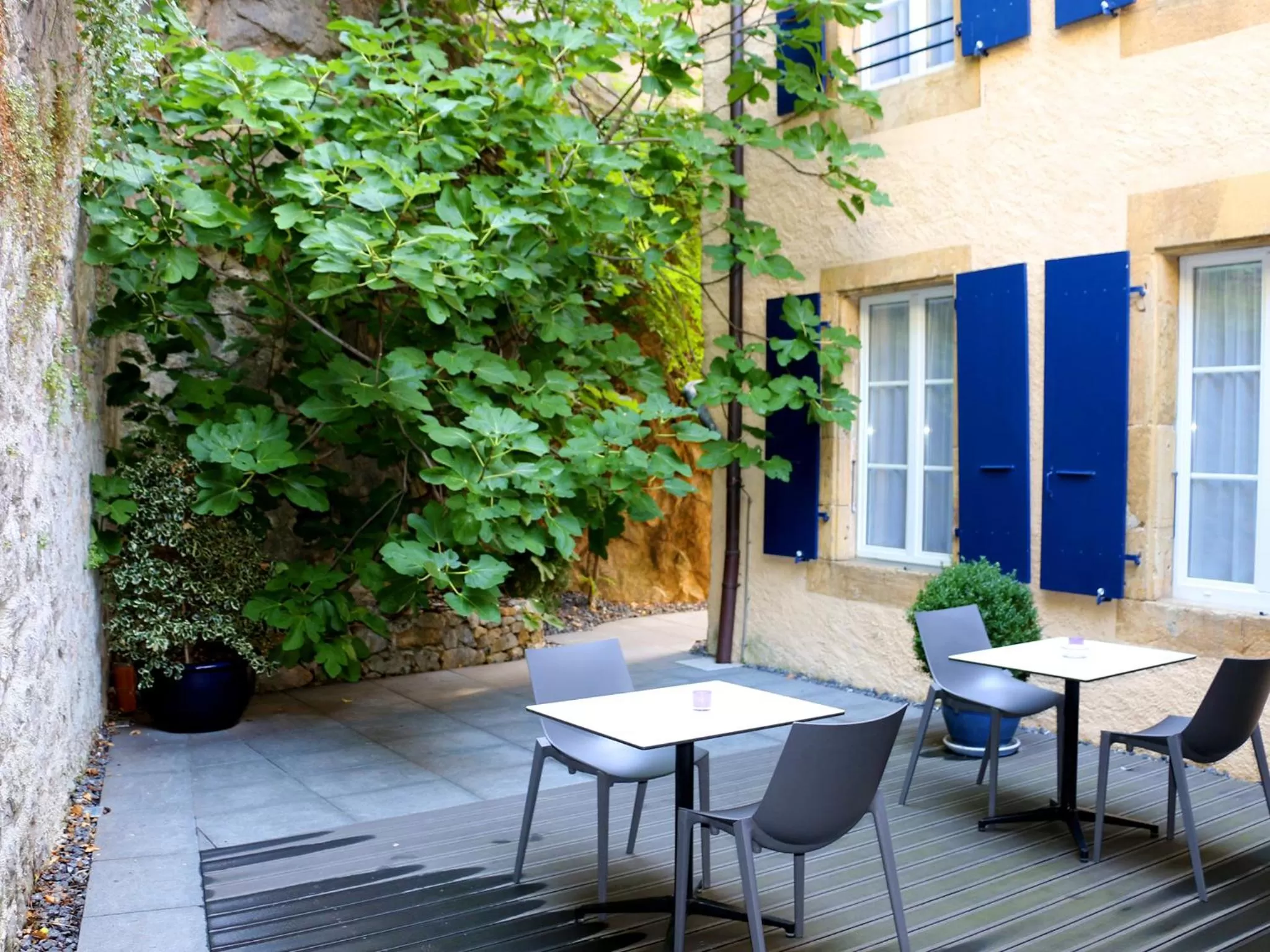Patio in Hôtel de l'Ecluse