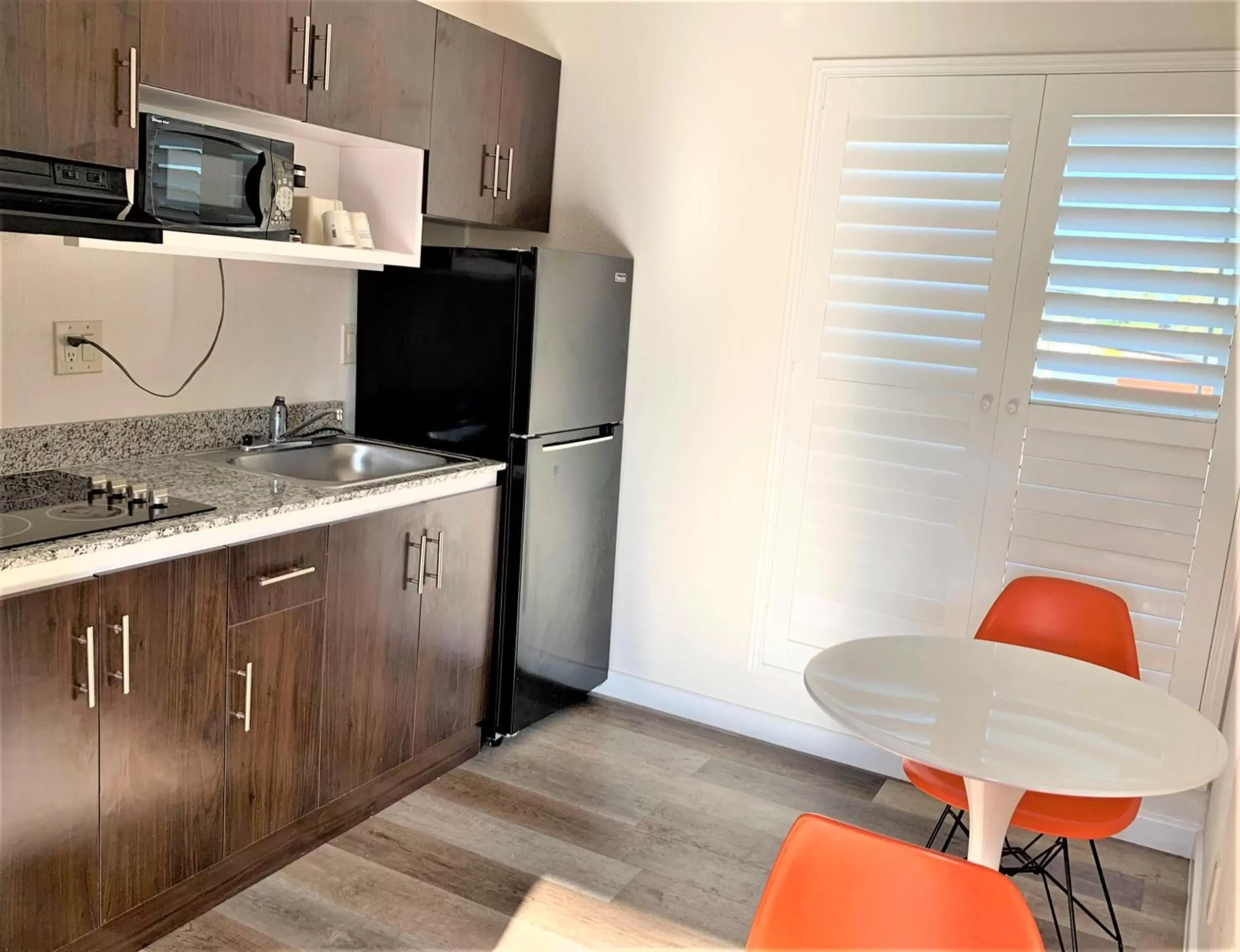 Area and facilities, Kitchen/Kitchenette in Howard Johnson by Wyndham Chula Vista/San Diego Suite Hotel