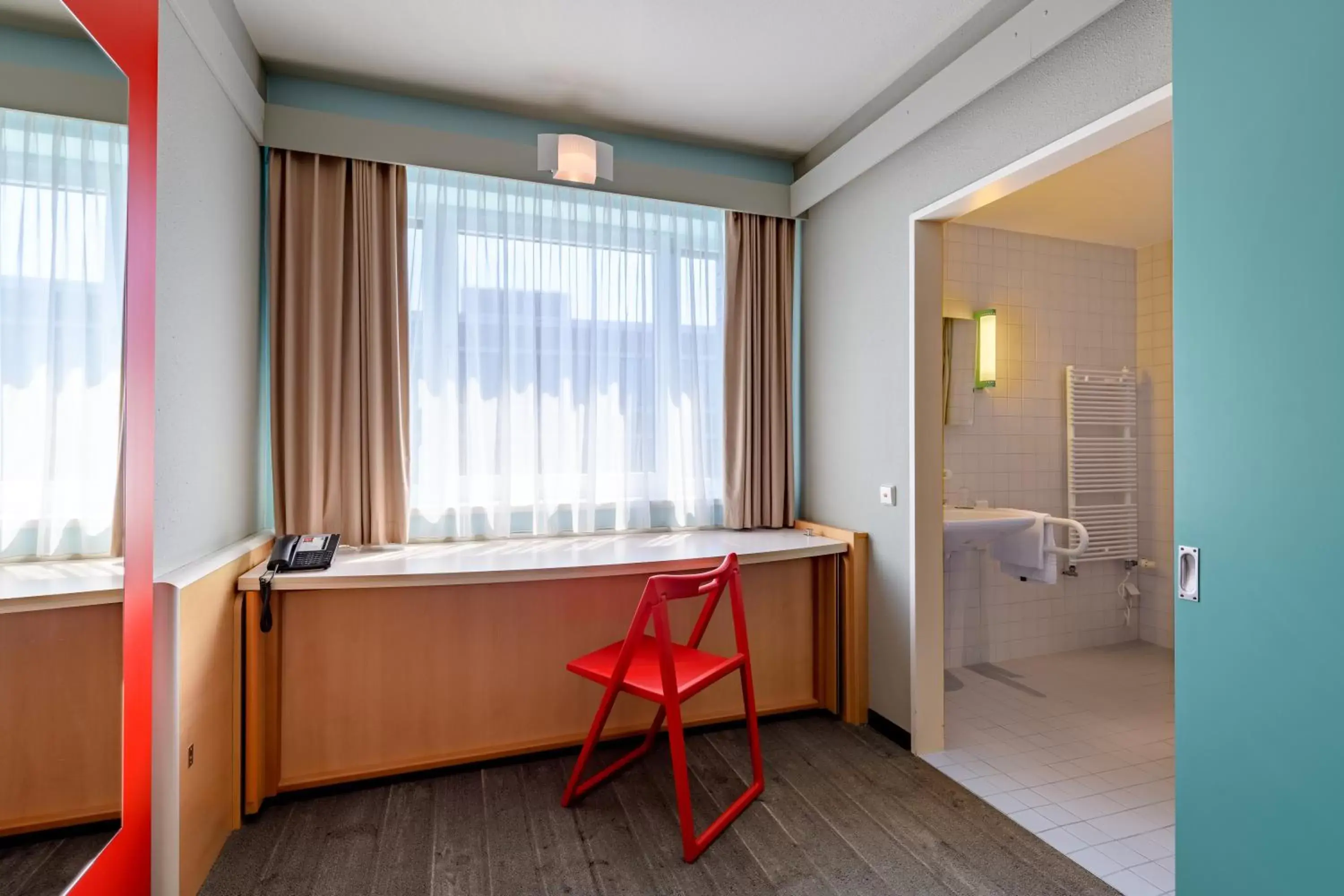 Photo of the whole room in ibis Hamburg Alsterring