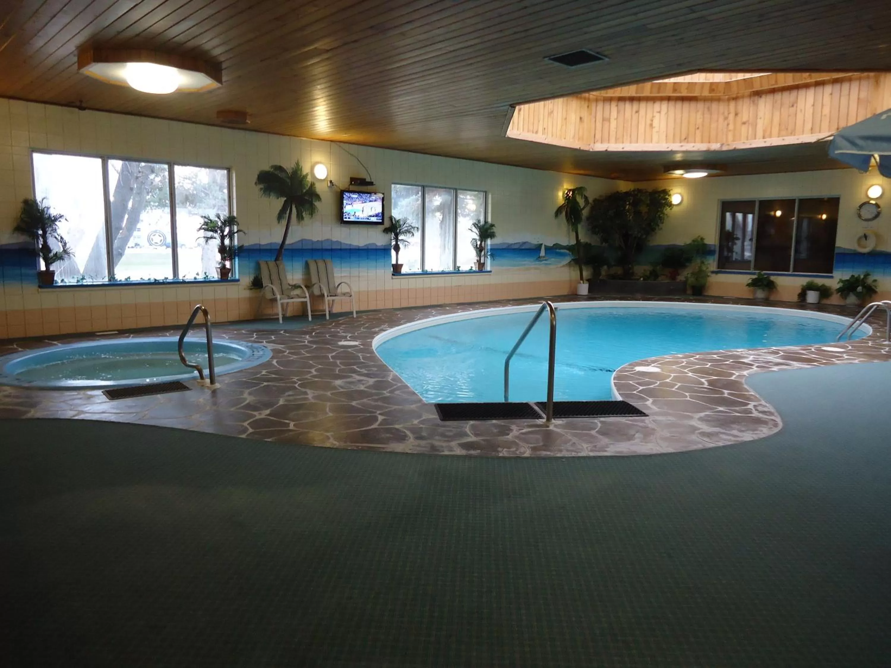Swimming pool in Canway Inn & Suites