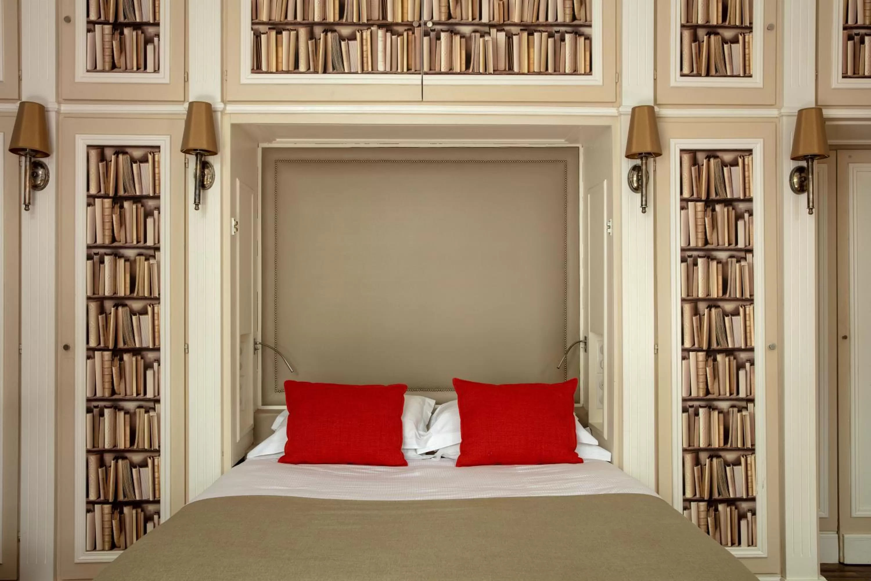 Decorative detail, Bed in Hôtel Serotel Lutèce