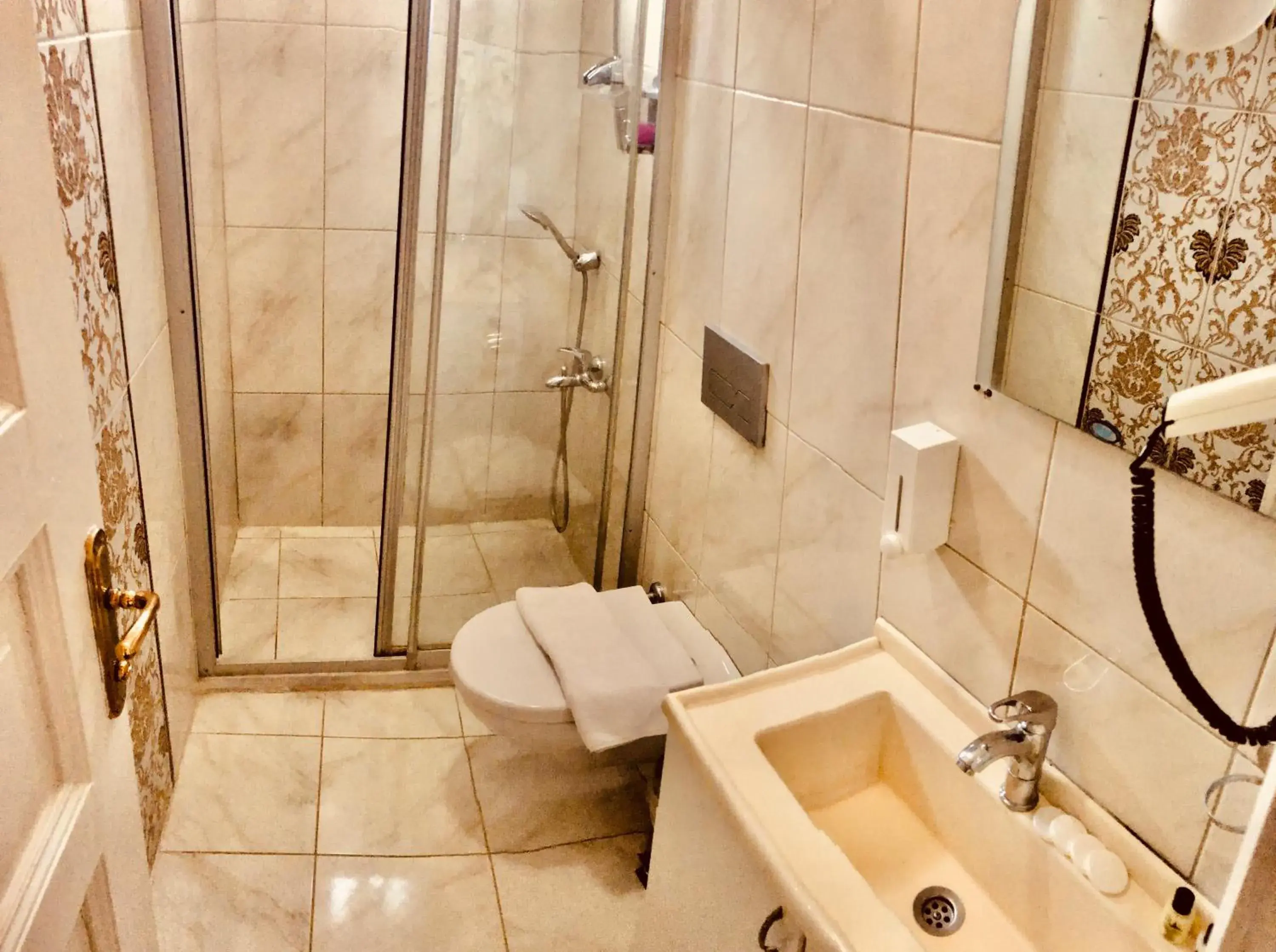 Toilet, Bathroom in Le Safran Suite