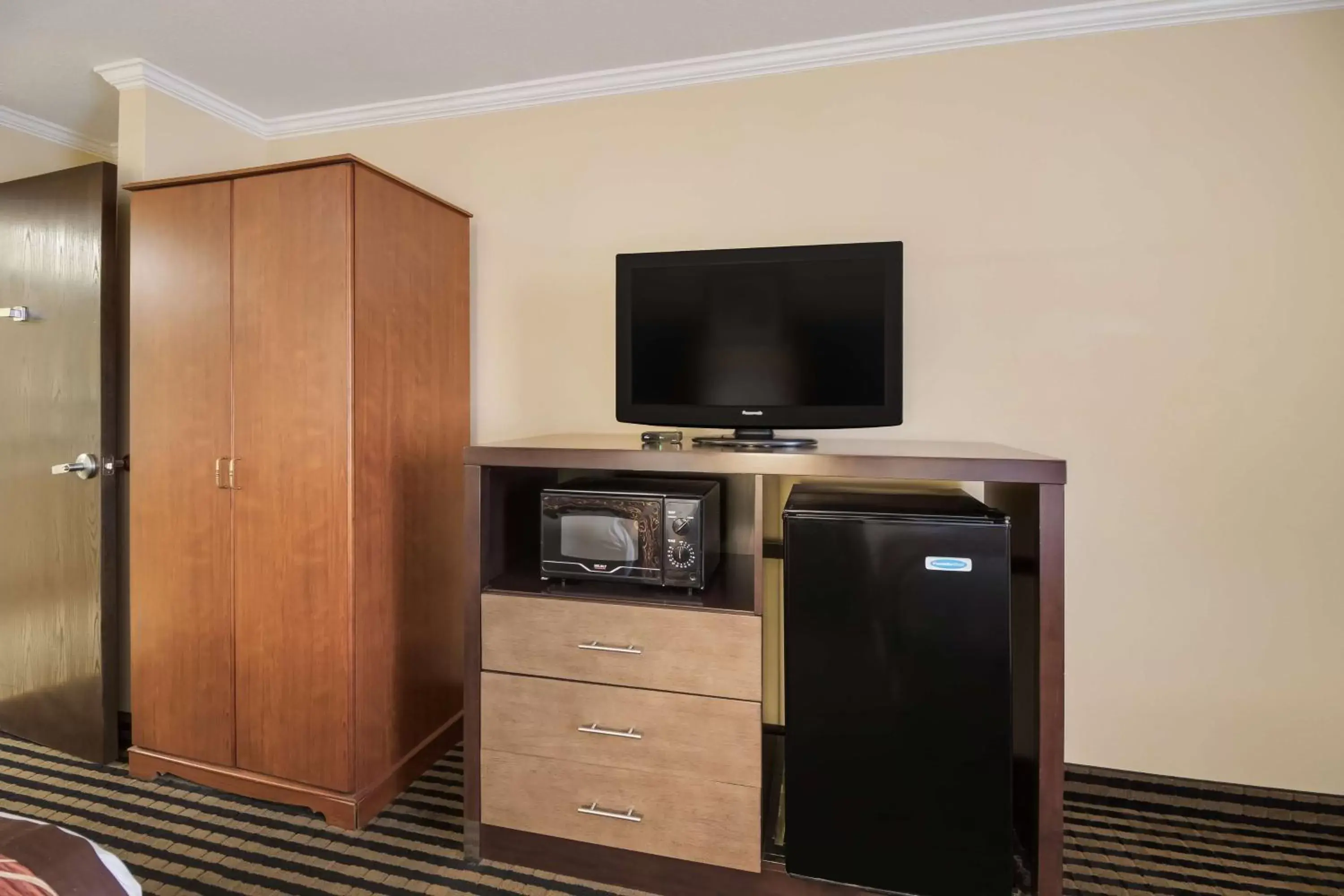 Bedroom, TV/Entertainment Center in Best Western - McKenzie