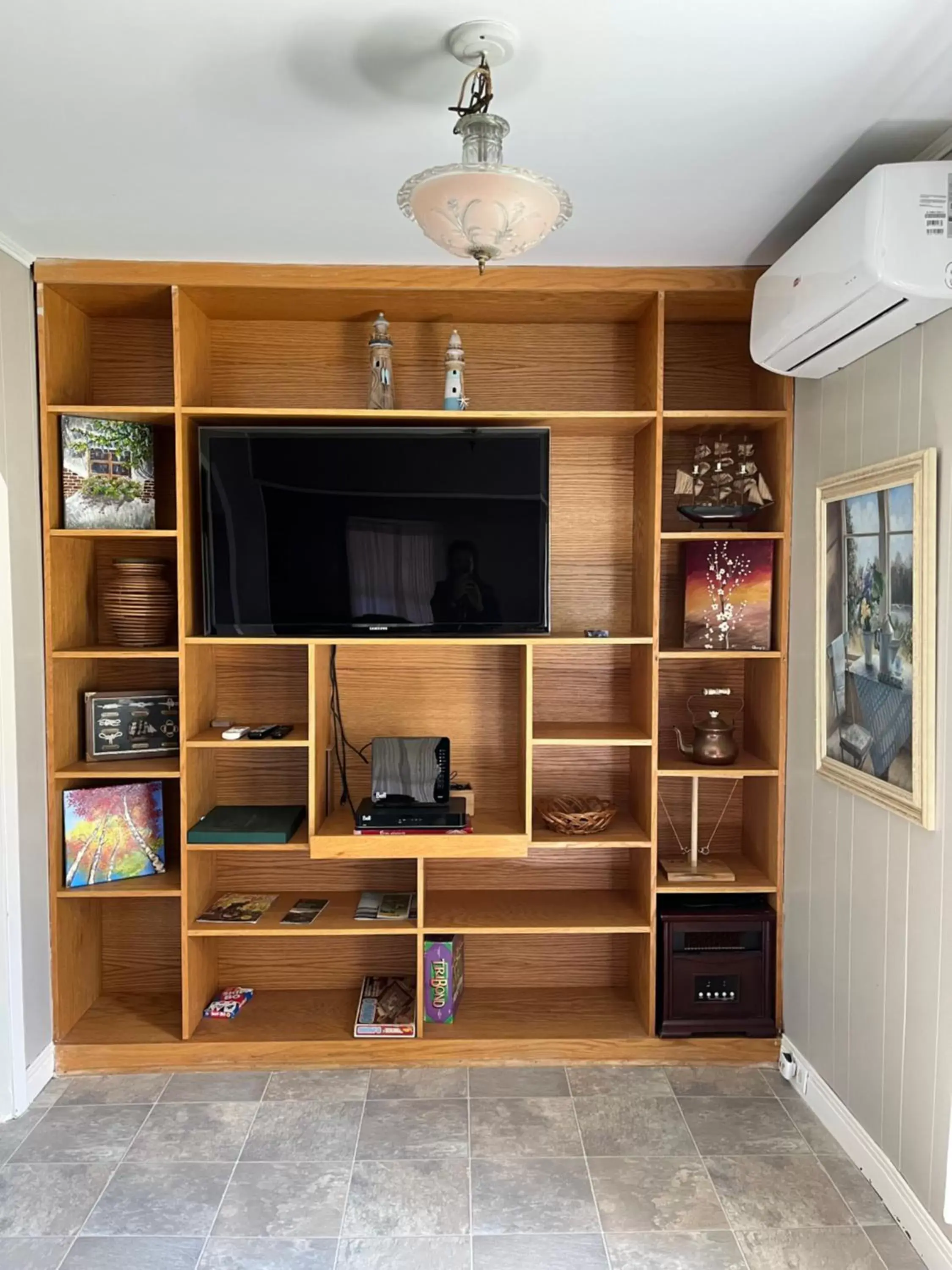 TV/Entertainment Center in Alma Shore Lane Suites & Cottages