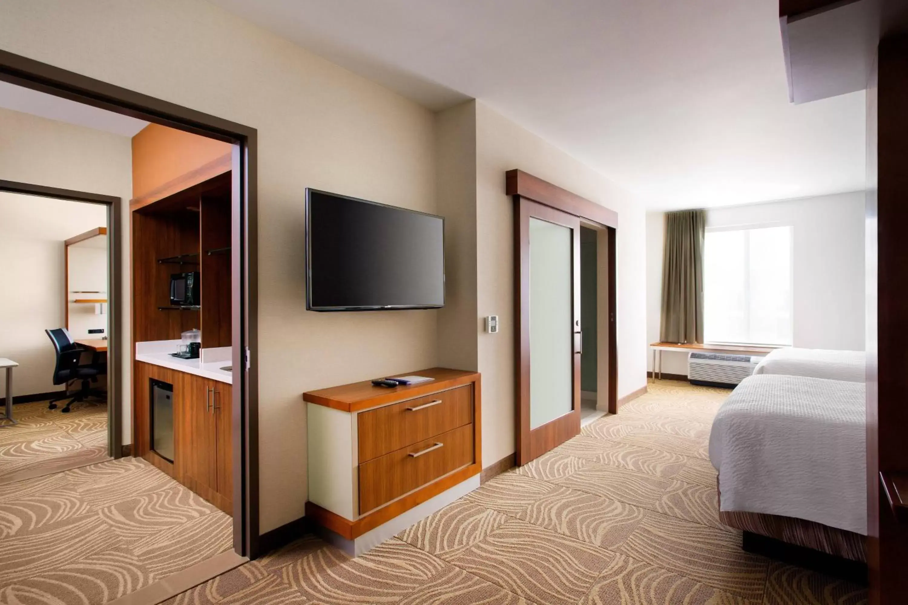 Bedroom, TV/Entertainment Center in SpringHill Suites by Marriott Los Angeles Burbank/Downtown