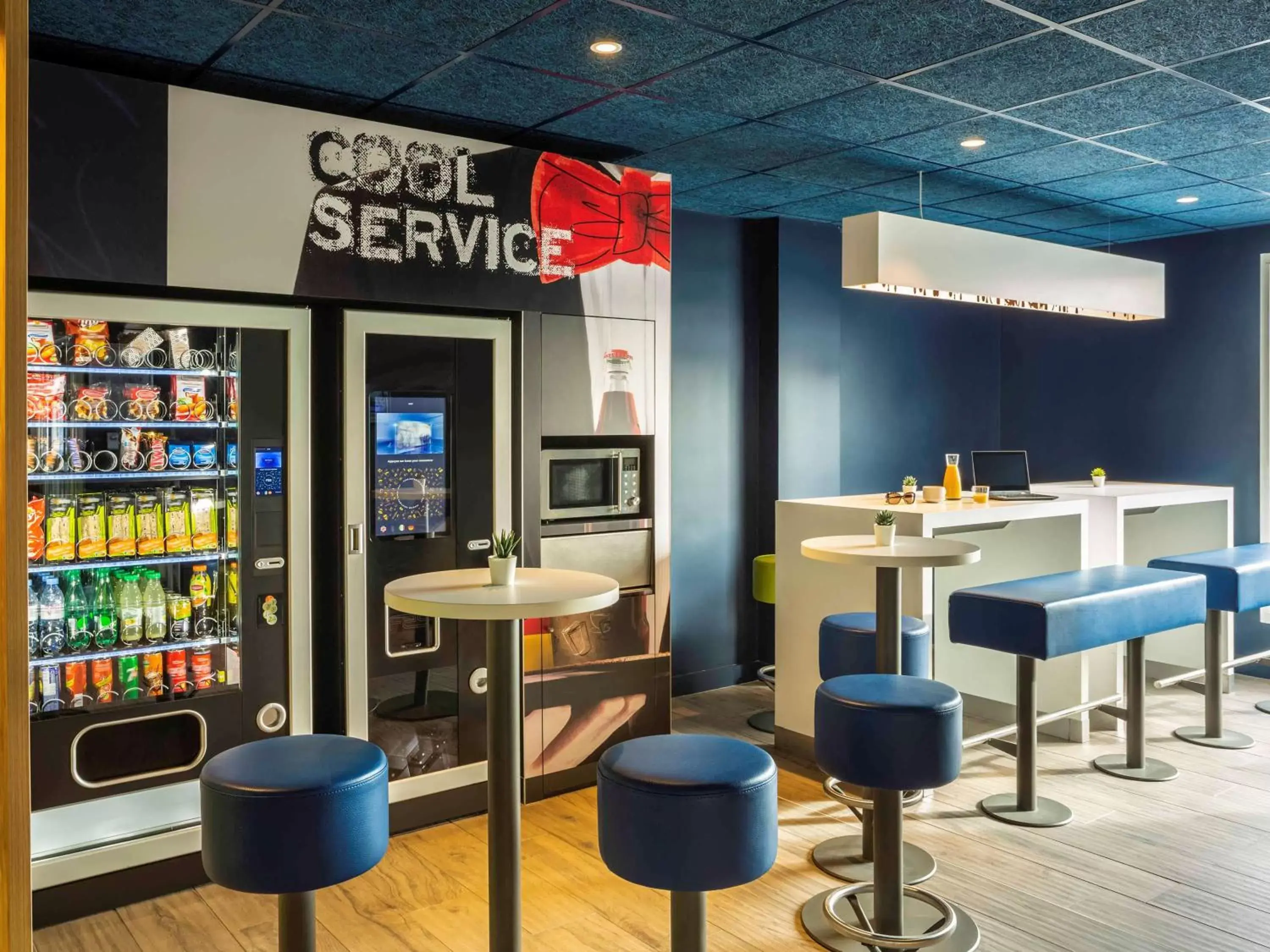 Property building, Lounge/Bar in Ibis Budget Montpellier Nord Euromédecine