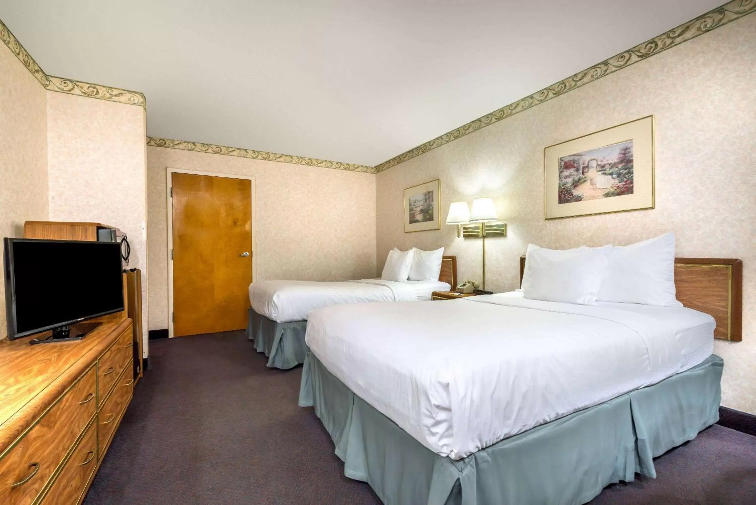 Photo of the whole room, Bed in Days Inn by Wyndham Vineland