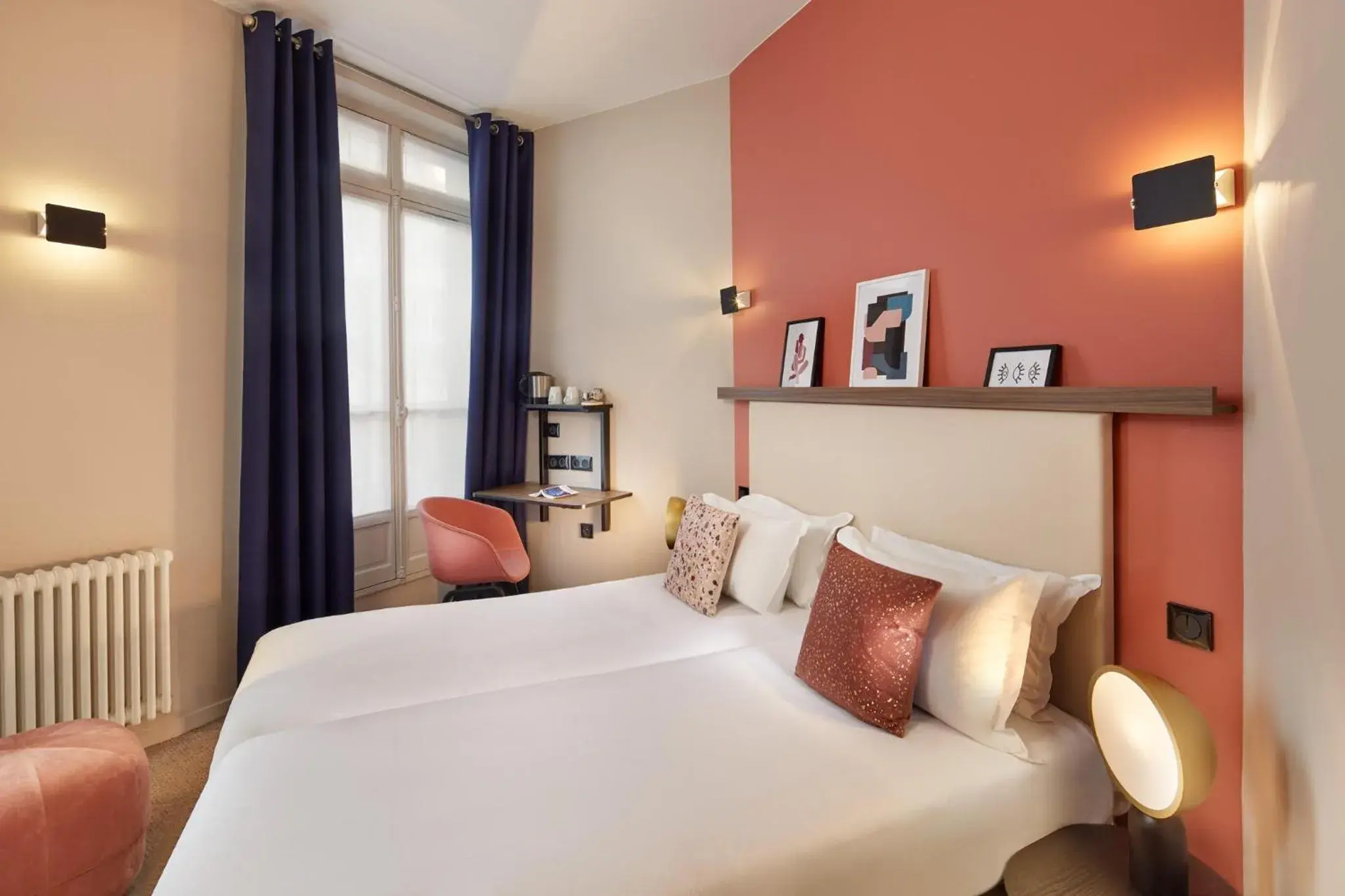 Bed in Hotel Le Petit Belloy Saint Germain