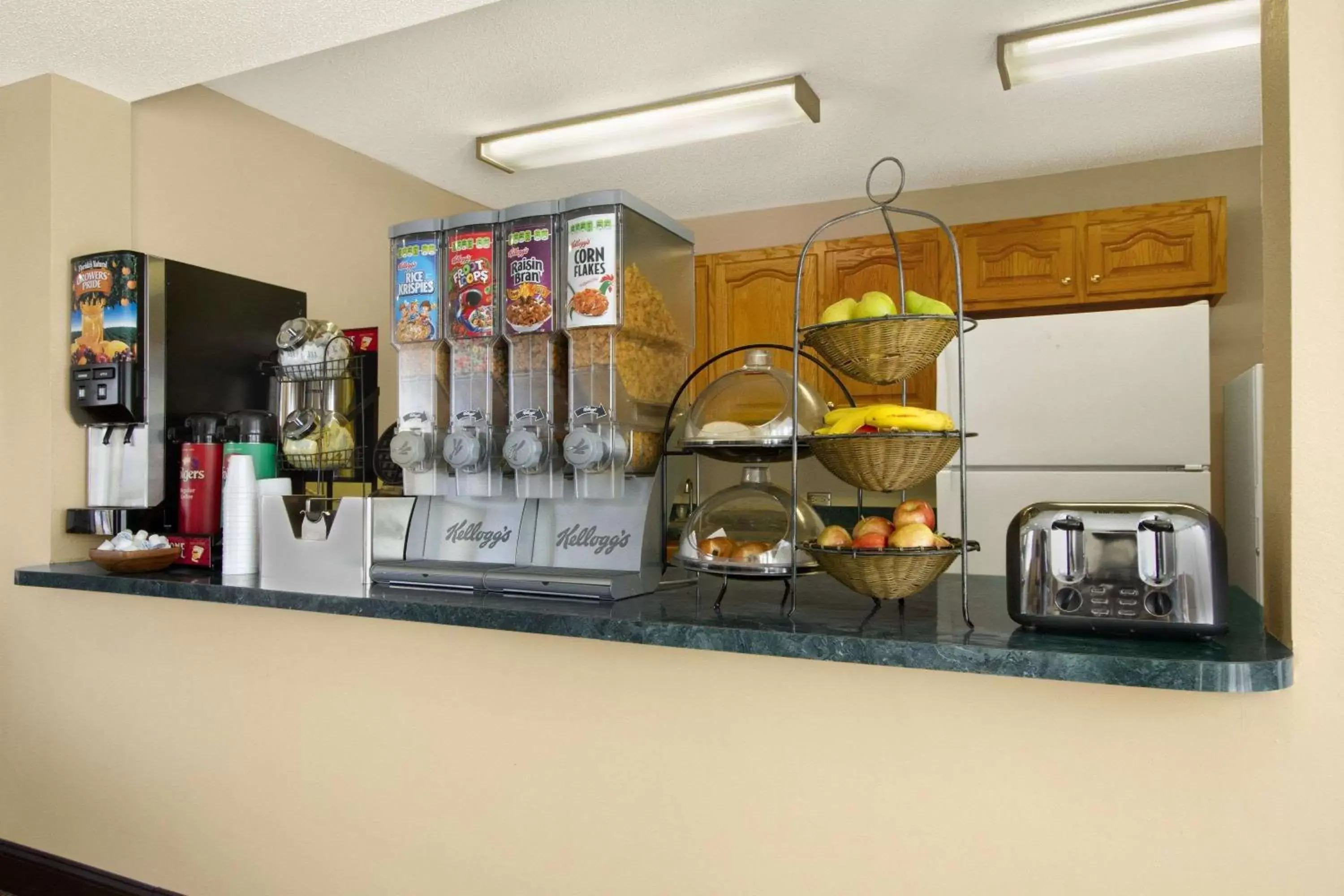 Restaurant/places to eat, Kitchen/Kitchenette in Ramada Limited - Columbia