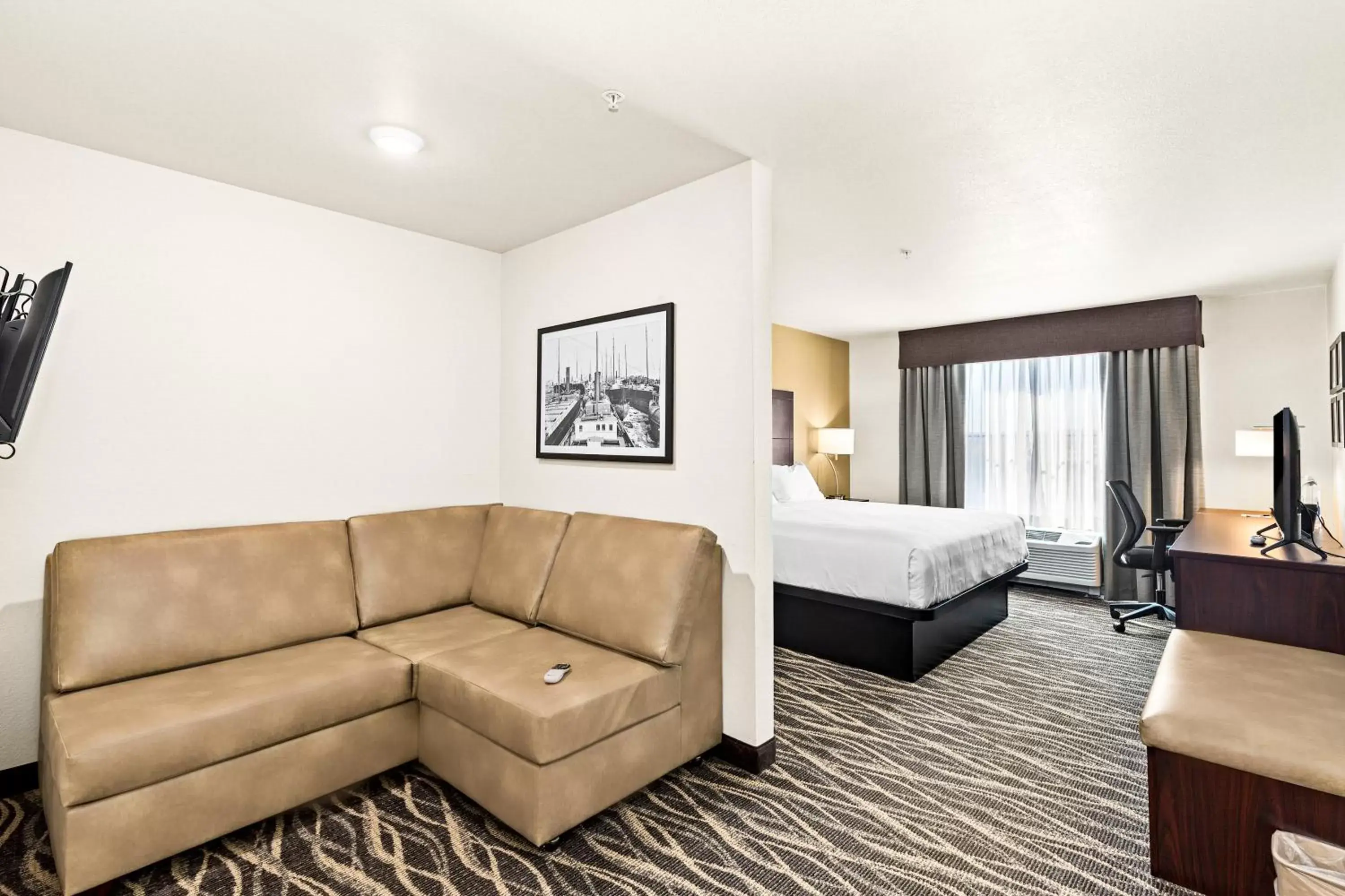 Bed, Seating Area in Cobblestone Hotel & Suites - Superior Duluth